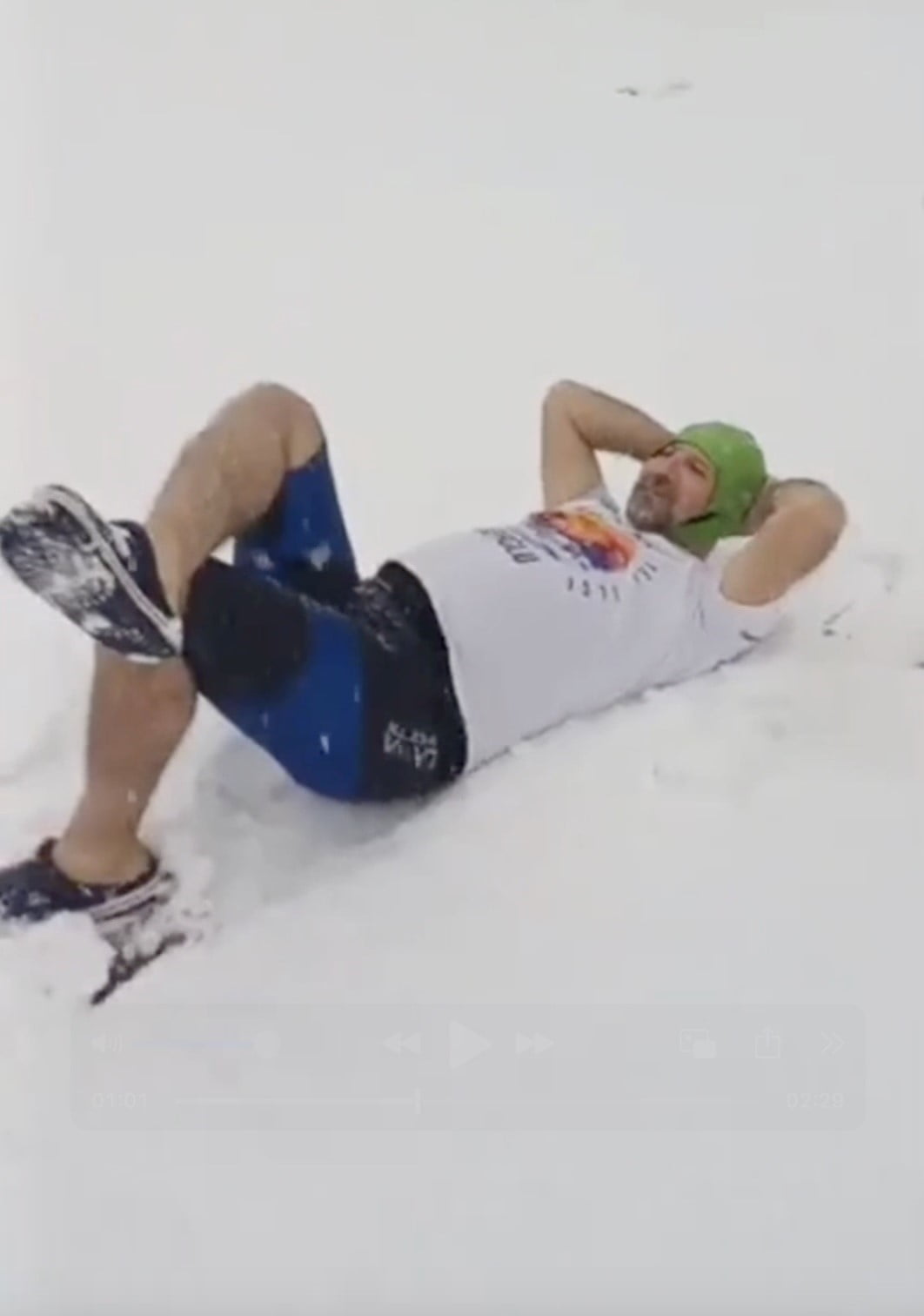 KASTAMONU'DA 54 YAŞINDAKİ BİR VATANDAŞ, KAR YAĞIŞI ALTINDA DENİZE GİRİP KULAÇ ATTI.