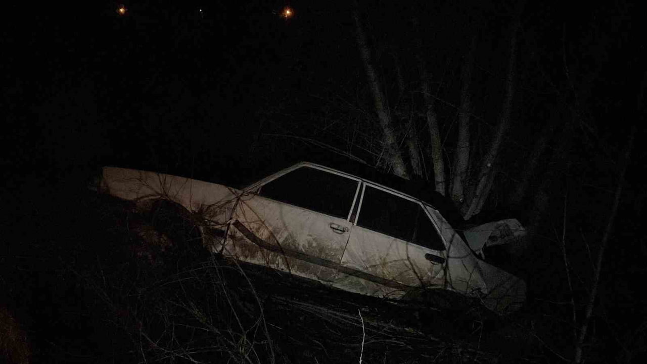 KASTAMONU'DA OTOMOBİLİN YOLDAN ÇIKARAK AĞACA ÇARPMASI NETİCESİNDE MEYDANA GELEN KAZADA 1 KİŞİ...