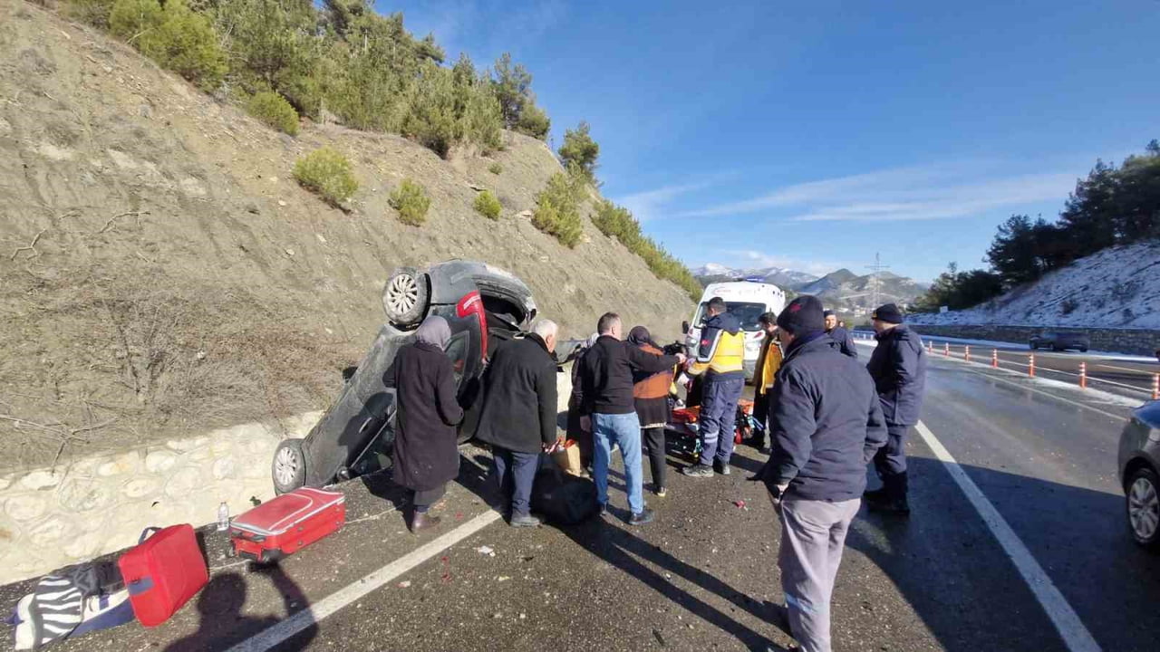 KASTAMONU'NUN HANÖNÜ İLÇESİNDE OTOMOBİLİN BUZLANAN YOLDA TAKLA ATARAK TERS DÖNMESİ NETİCESİNDE...