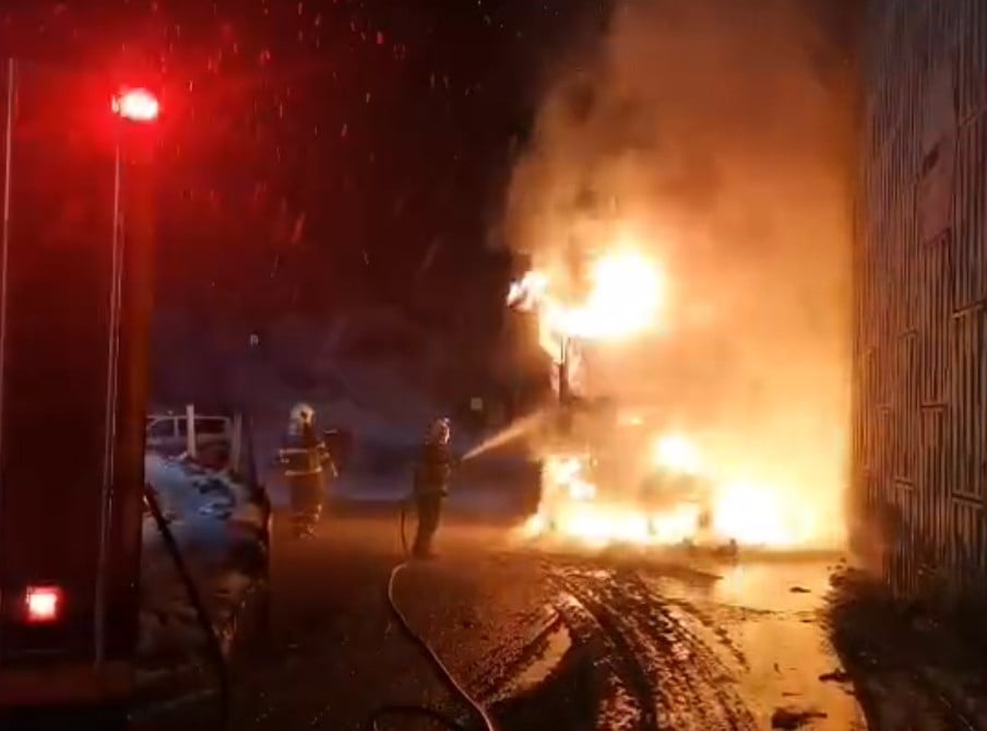 KASTAMONU’DA KERESTE YÜKLÜ KAMYON, MOTOR AKSAMINDA YAŞANAN ARIZADAN KAYNAKLI ÇIKTIĞI TAHMİN EDİLEN...