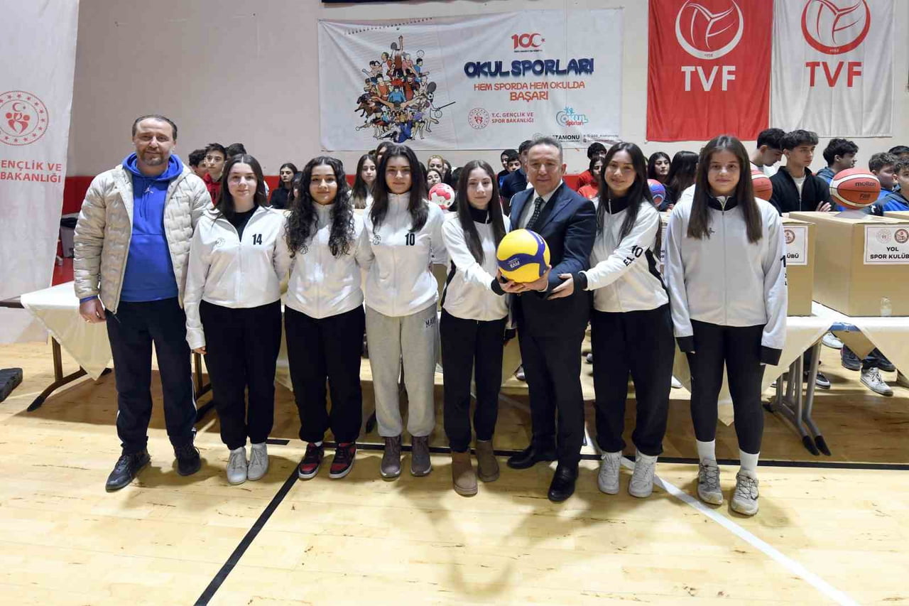 KASTAMONU GENÇLİK VE SPOR İL MÜDÜRÜ SAMİ KUŞCU ÖĞRENCİLERE MALZEMELERİ TESLİM ETTİ