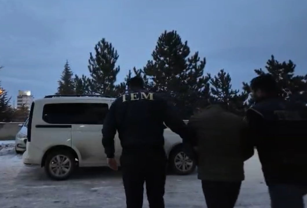 KASTAMONU İL EMNİYET MÜDÜRLÜĞÜ EKİPLERİNCE DEAŞ’A YÖNELİK GERÇEKLEŞTİRİLEN OPERASYONDA BİR ŞÜPHELİ...