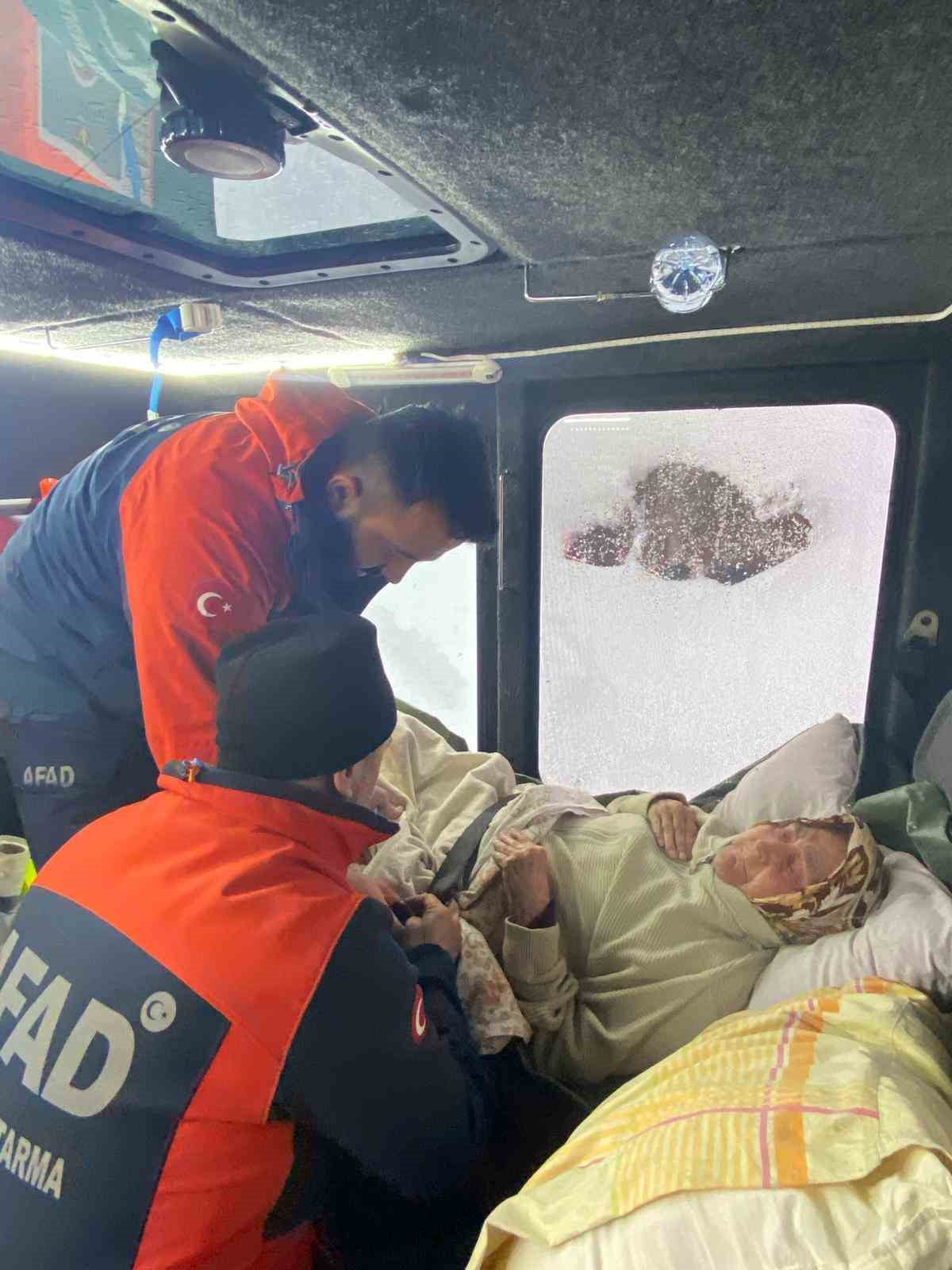 KASTAMONU’NUN AZDAVAY İLÇESİNDE RAHATSIZLANAN YAŞLI KADIN, KÖY YOLUNUN KAPALI OLMASINDAN ÖTÜRÜ...