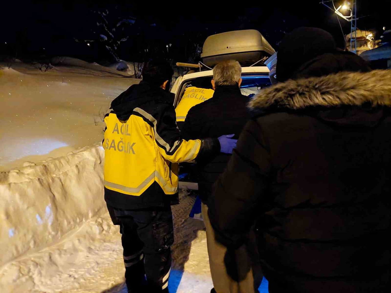 KASTAMONU’NUN BOZKURT İLÇESİNDE ODUN MOTORU İLE ELİNİ KESEN ŞAHIS, KAR YAĞIŞI NEDENİYLE KAPALI...
