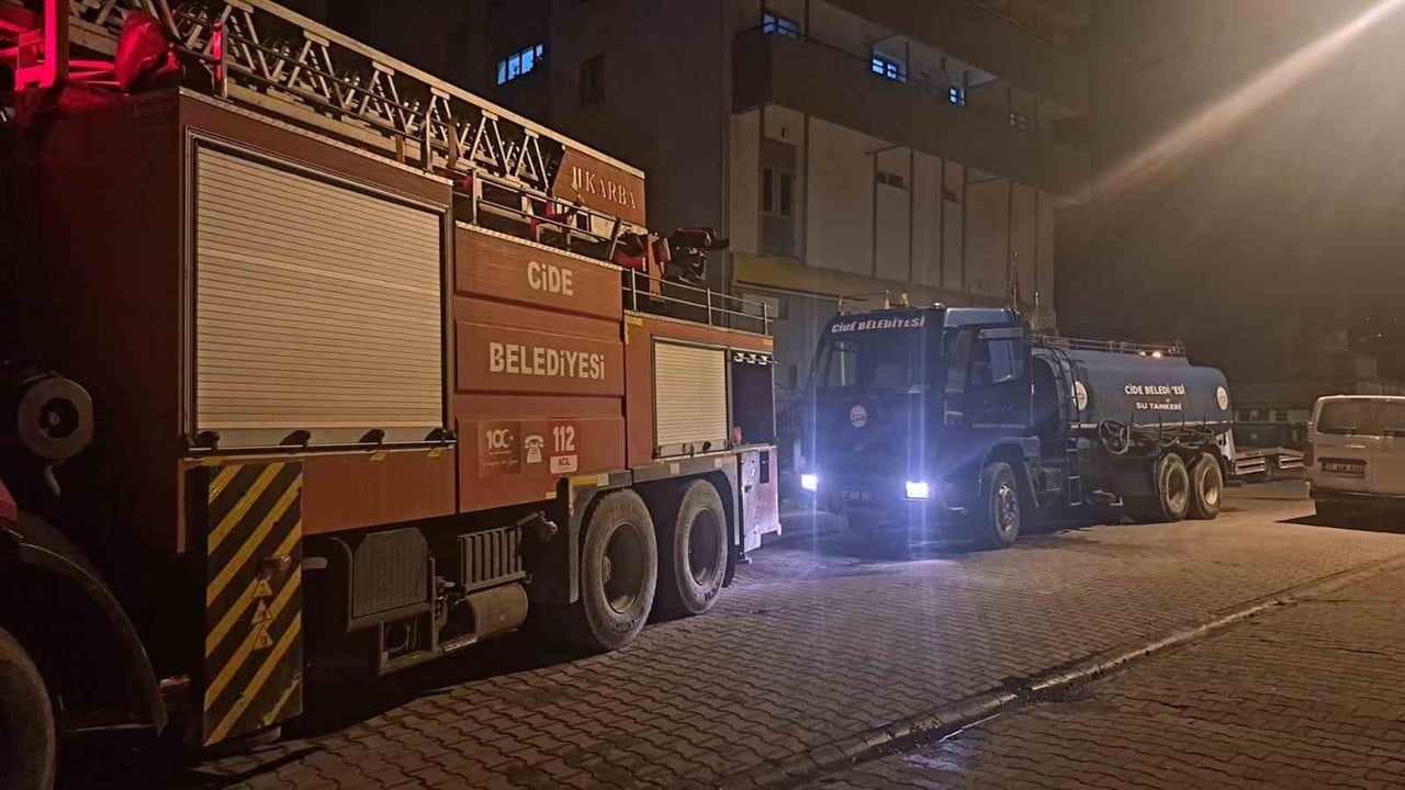 KASTAMONU’NUN CİDE İLÇESİNDE EKMEK FIRINININ ÜST KATINDA BULUNAN EVİN ÇATISINDA ÇIKAN YANGIN...