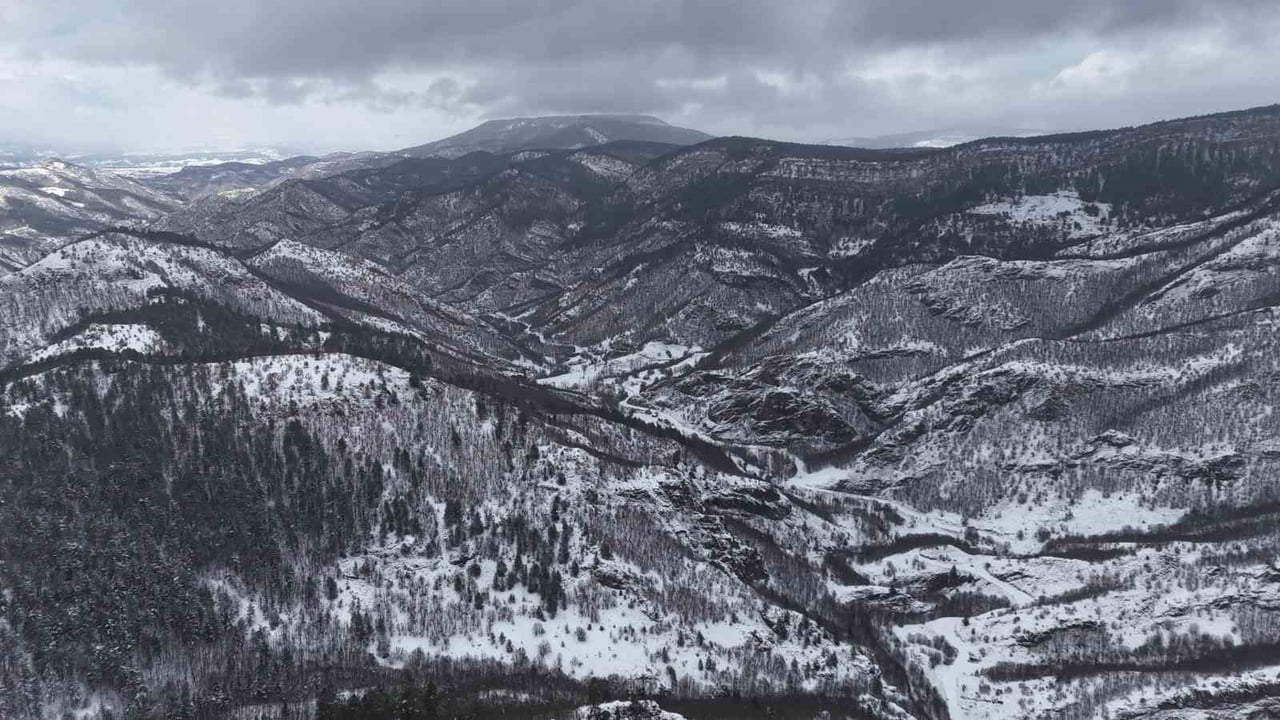 KASTAMONU’NUN İHSANGAZİ İLÇESİNDE ETKİLİ OLAN KAR YAĞIŞI SONRASINDA BEYAZ ÖRTÜYLE KAPLANAN...
