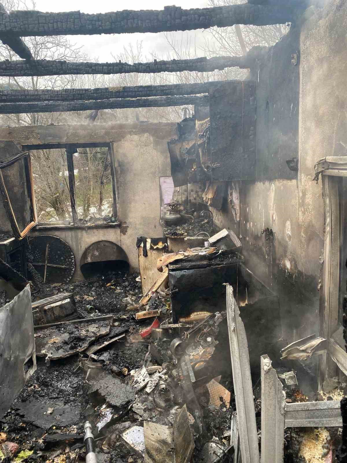 KASTAMONU’NUN ŞENPAZAR İLÇESİNDE ÇIKAN YANGINDA İKİ KATLI EV KULLANILAMAZ HALE GELDİ.