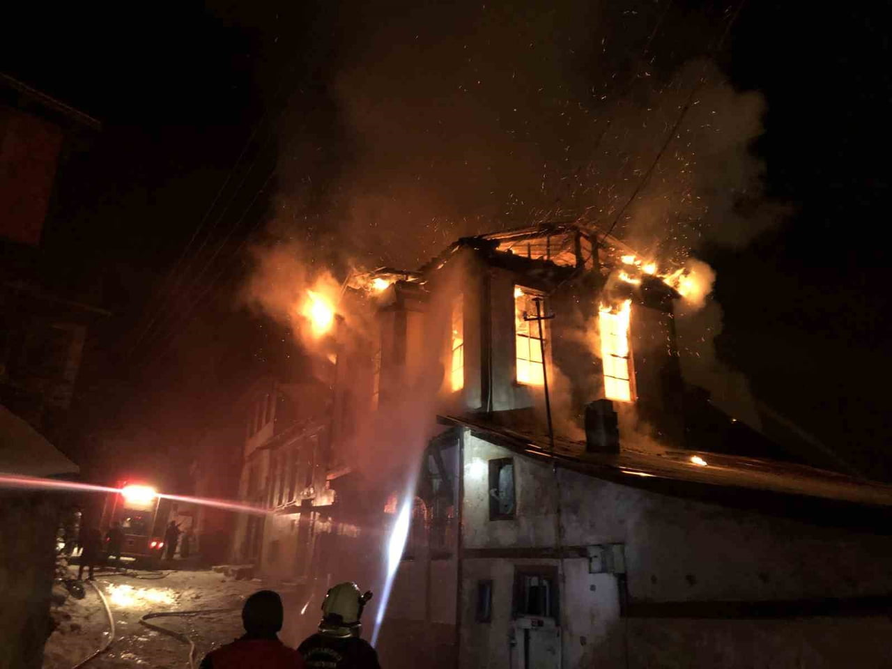 KASTAMONU’NUN TADİLAT HALİNDEKİ TARİHİ ÜÇ KATLI KONAK, ÇIKAN YANGINDA KÜLE DÖNDÜ. KONAKTA ÇIKAN...