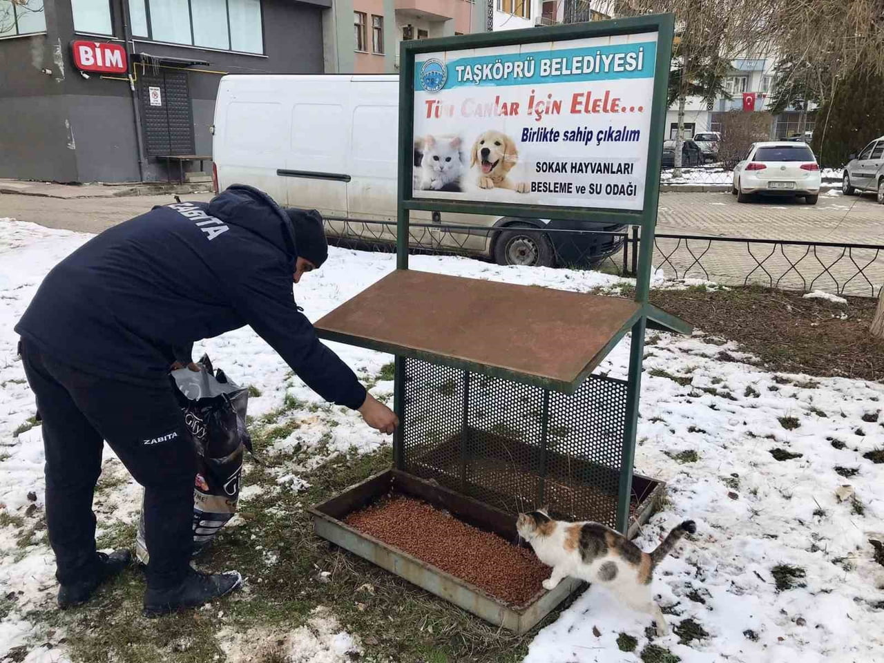 KASTAMONU’NUN TAŞKÖPRÜ İLÇESİNDE SOĞUK VE KARLI HAVADA TAŞKÖPRÜ BELEDİYESİ EKİPLERİ TARAFINDAN...