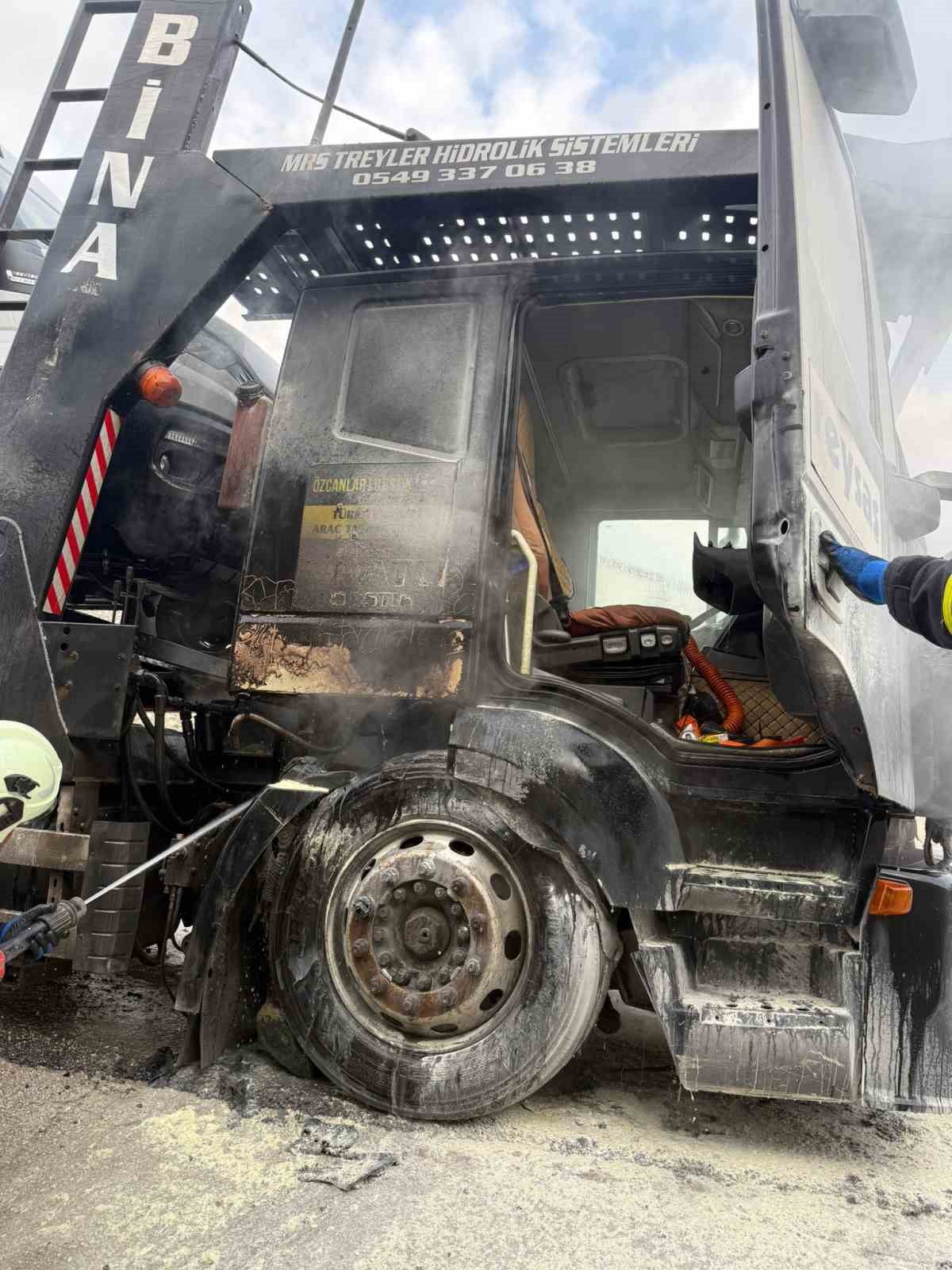 KASTAMONU’NUN TOSYA İLÇESİNDE D100 KARAYOLUNDA SEYİR HALİNDEKİ ÇEKİCİDE ÇIKAN YANGIN İTFAİYE...