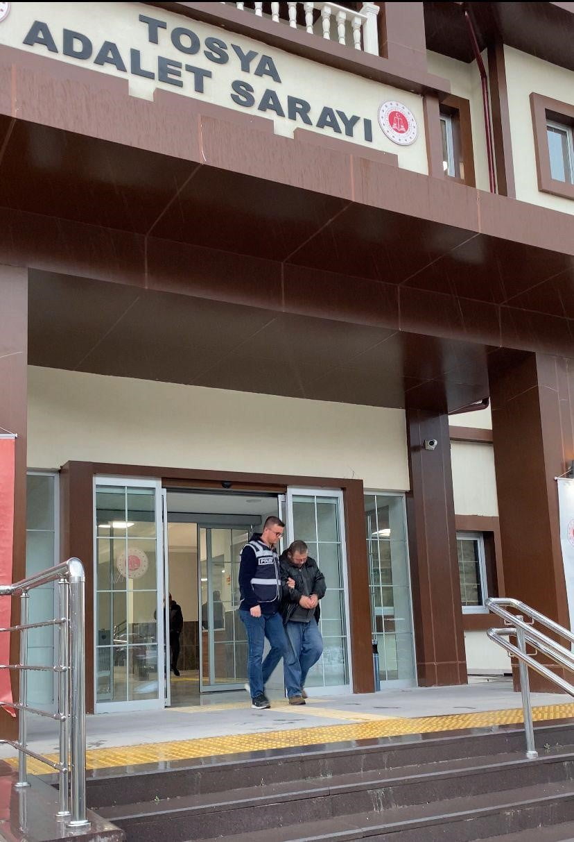 KASTAMONU’NUN TOSYA İLÇESİNDE ŞÜPHE ÜZERİNE DURDURULAN MOTOSİKLETTE YAPILAN ARAMADA ÇOK SAYIDA...