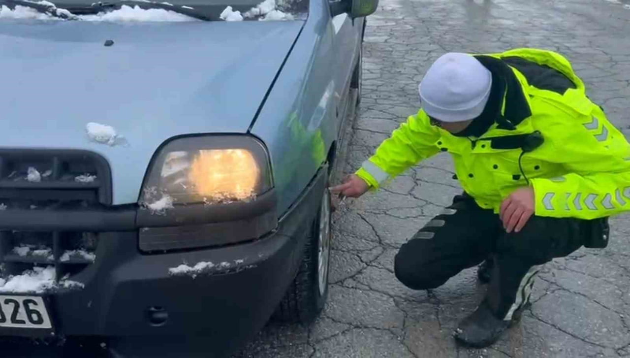 KAYSERİ'DE TRAFİK POLİSLERİ TARAFINDAN YAPILAN UYGULAMADA ERCİYES'E ÇIKAN ARAÇLARIN KIŞ LASTİKLERİ...