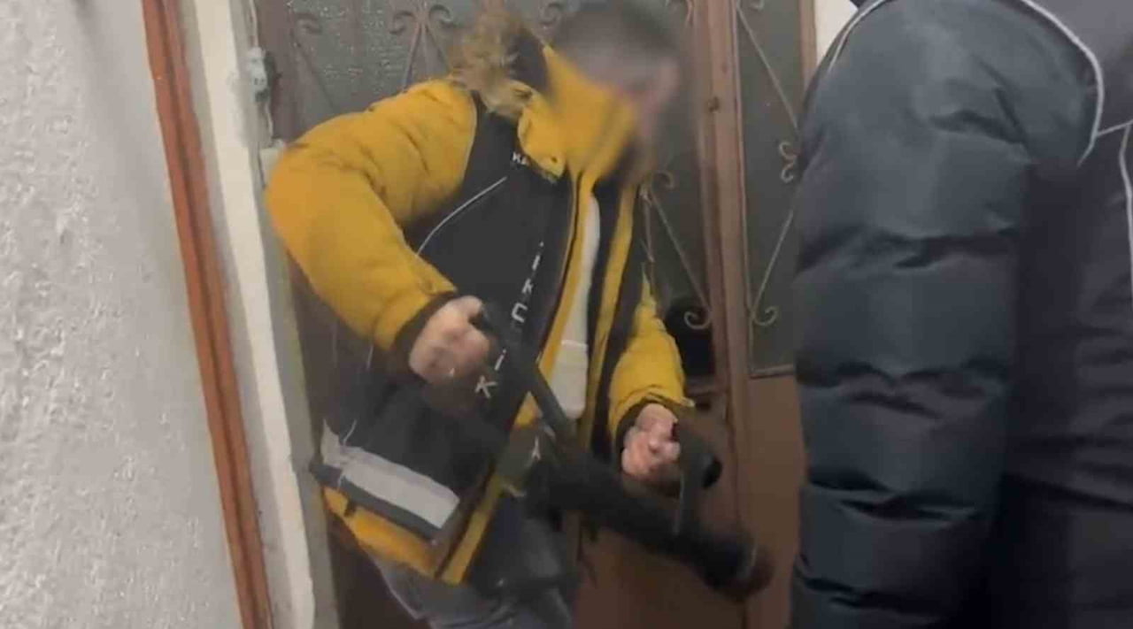 KAYSERİ'DE UYUŞTURUCUDAN ATANAN VE HAKKINDA 8 YIL KESİNLEŞMİŞ HAPİS CEZASI BULUNAN BİR KİŞİ...