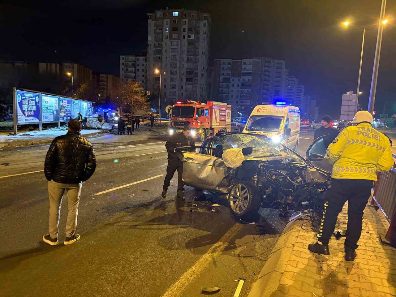 KAYSERİ'NİN MELİKGAZİ İLÇESİNDE KAVŞAKTA ÇARPIŞAN OTOMOBİLLERDEN BİRİ TAKLA ATARAK ALEV ALIRKEN...