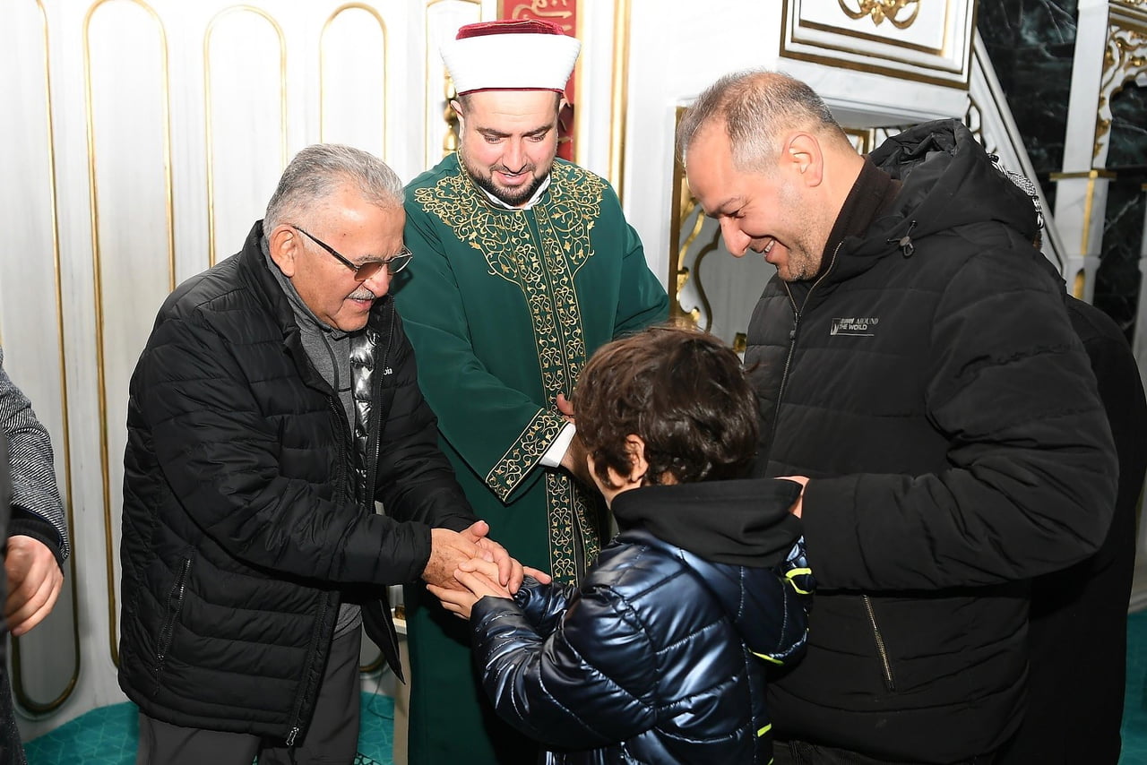 KAYSERİ BÜYÜKŞEHİR BELEDİYE BAŞKANI DR. MEMDUH BÜYÜKKILIÇ; BAYIRBAŞ ŞEHİTLER CAMİİ’NDE DÜZENLENEN...
