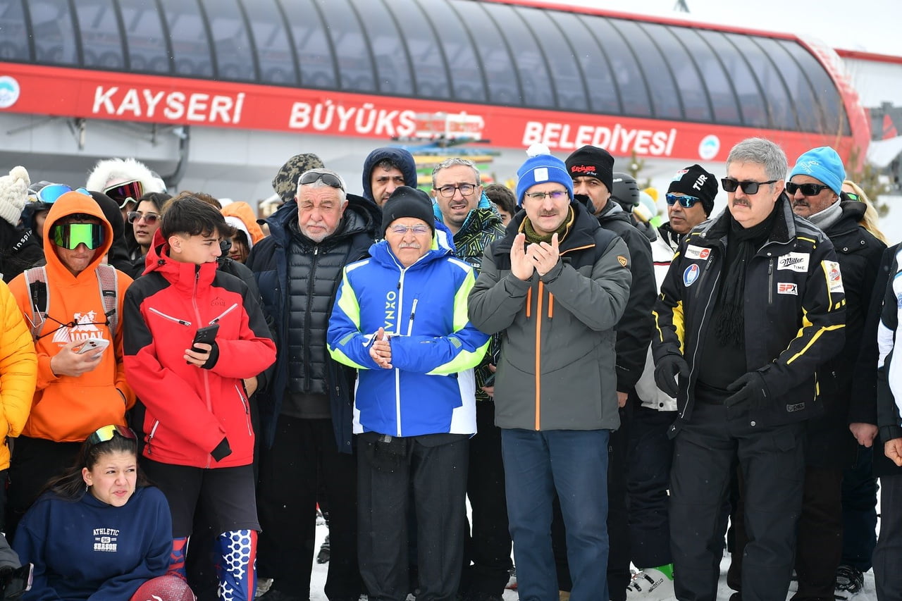 KAYSERİ BÜYÜKŞEHİR BELEDİYE BAŞKANI DR. MEMDUH BÜYÜKKILIÇ, GENÇLİK VE SPOR BAKANLIĞI YATIRIM VE...