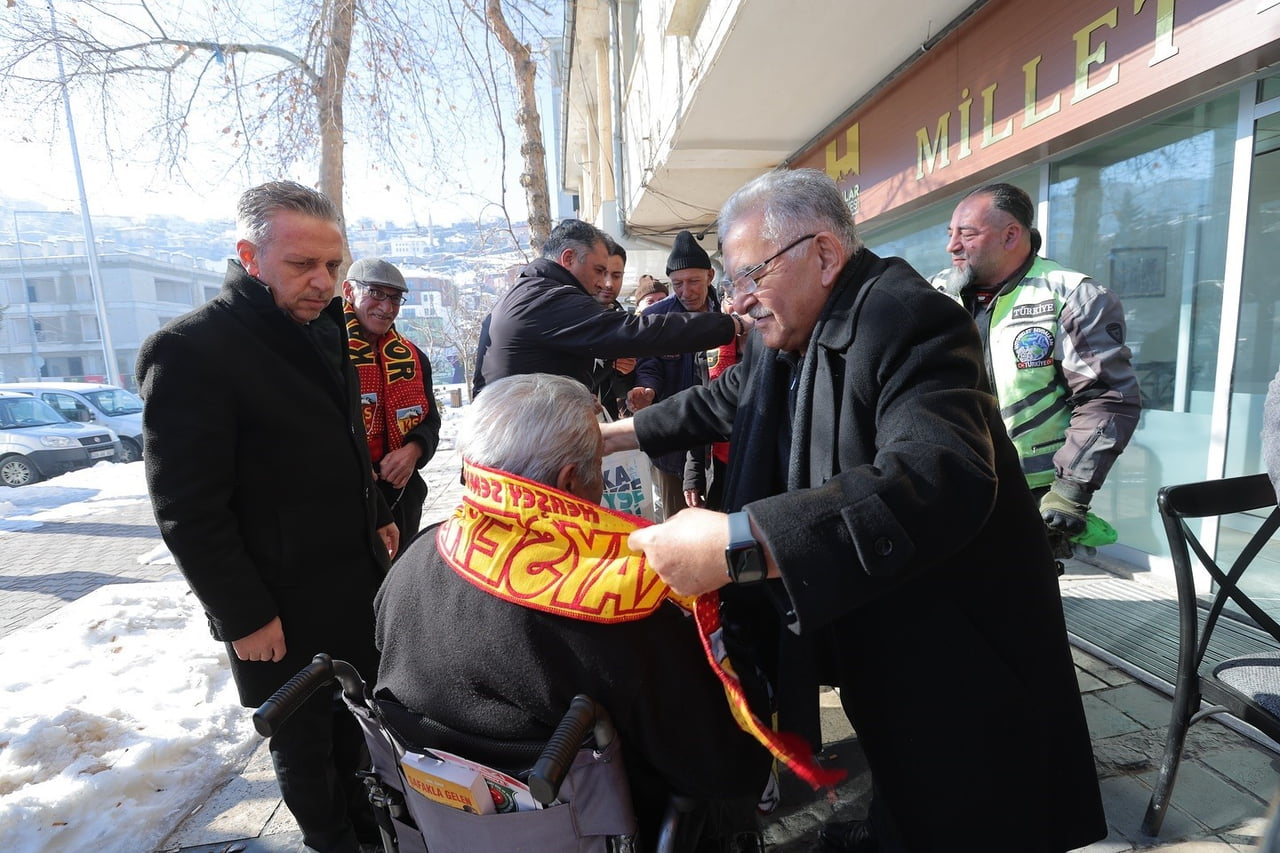 KAYSERİ BÜYÜKŞEHİR BELEDİYE BAŞKANI DR. MEMDUH BÜYÜKKILIÇ, HACILAR İLÇESİNDE VATANDAŞLARLA BİR...