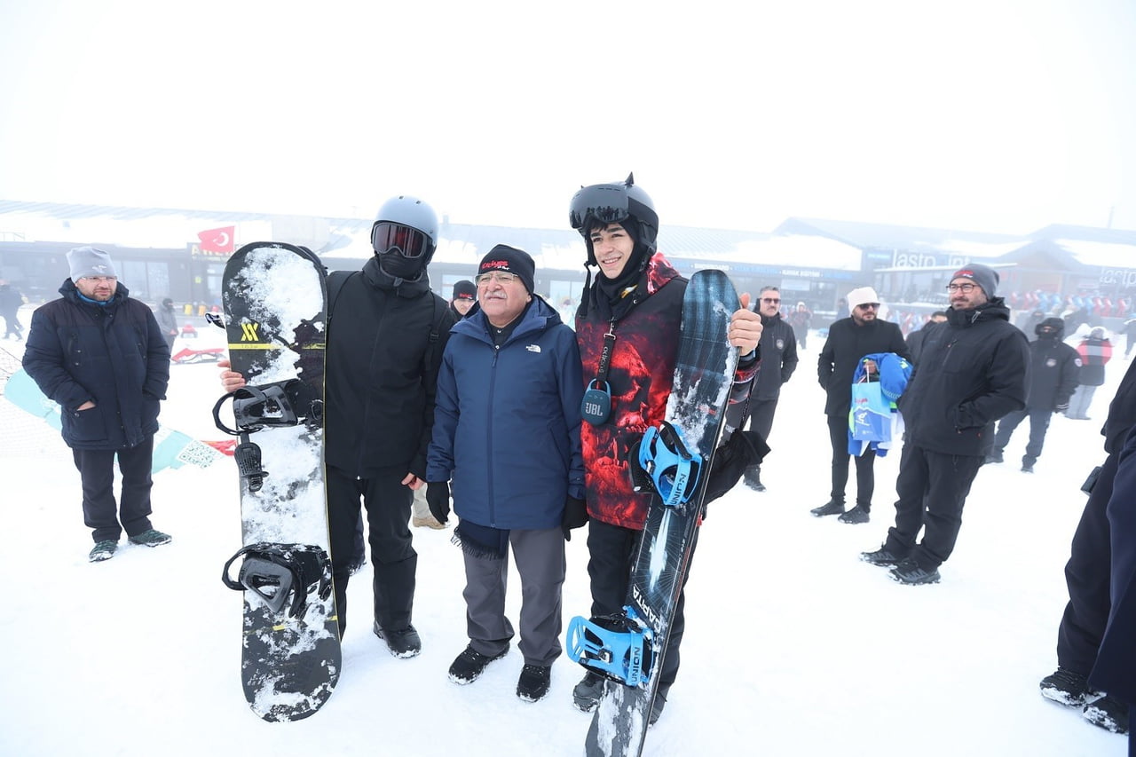KAYSERİ BÜYÜKŞEHİR BELEDİYE BAŞKANI DR. MEMDUH BÜYÜKKILIÇ; HAFTA SONU KAYAK SEVERLERLE DOLUP TAŞAN...