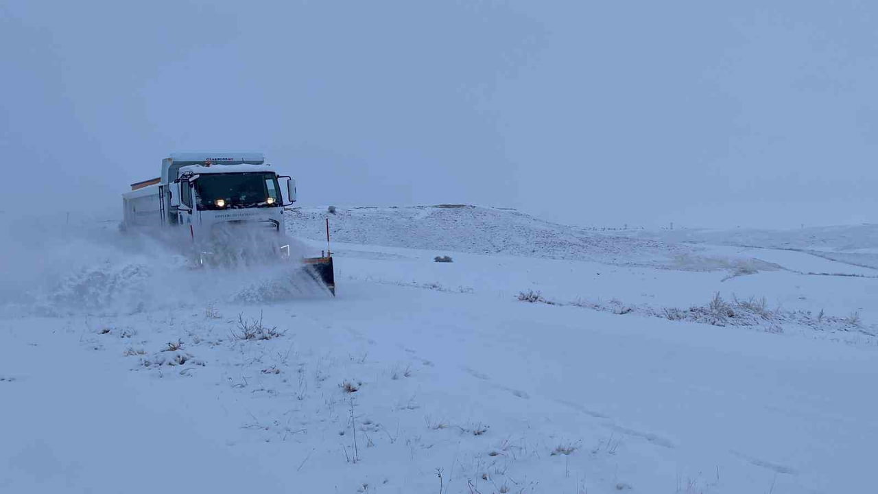 KAYSERİ BÜYÜKŞEHİR BELEDİYESİ, ETKİSİNİ ARTTIRAN KAR YAĞIŞI VE TİPİ SONRASI KENT GENELİNDE...