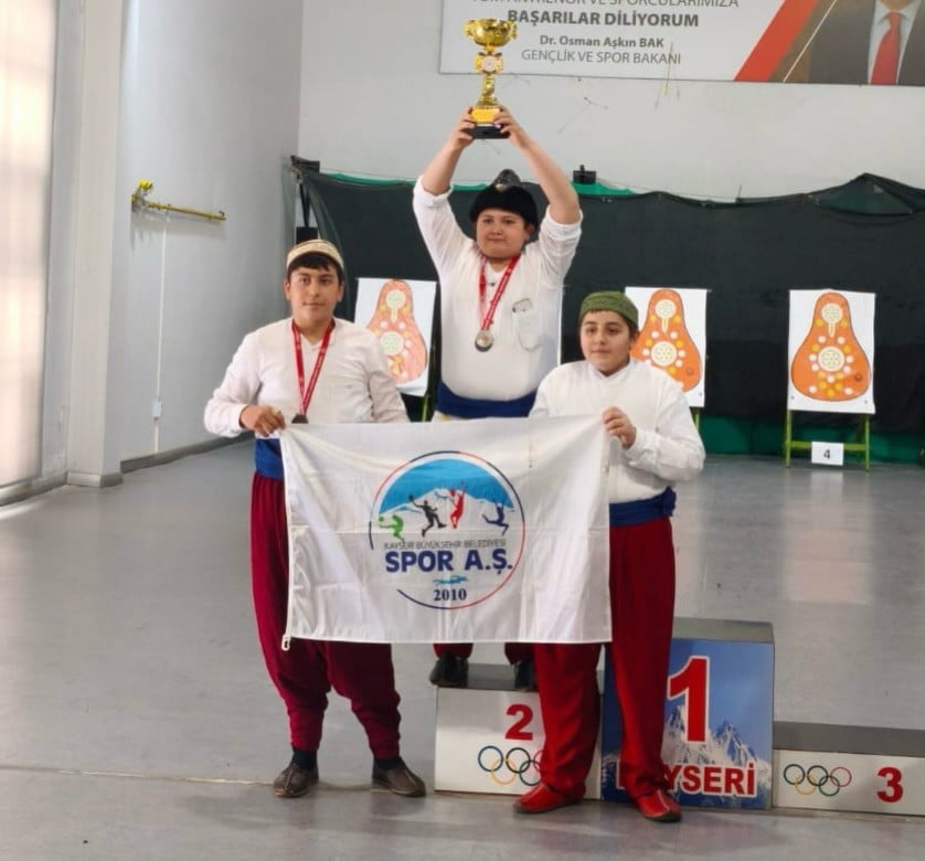 KAYSERİ’DE DÜZENLENEN GELENEKSEL TÜRK OKÇULUĞU MİNİKLER VE YILDIZLAR SALON PUTA MÜSABAKASI KAYSERİ...