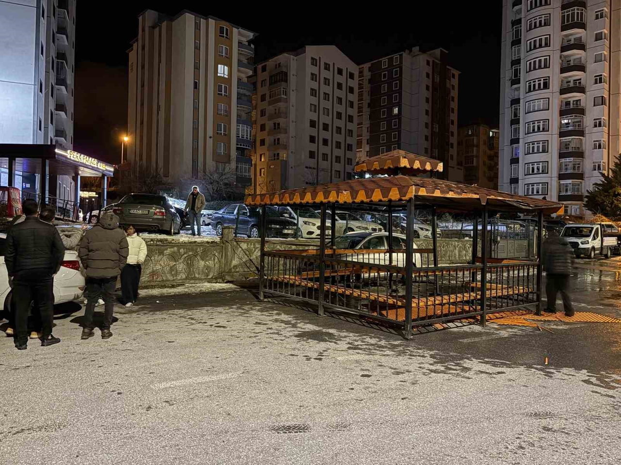 KAYSERİ’DE GECE SAATLERİNDE ETKİSİNİ GÖSTEREN ŞİDDETLİ RÜZGAR KENTTE HAYATI OLUMSUZ ETKİLEDİ. KENT...