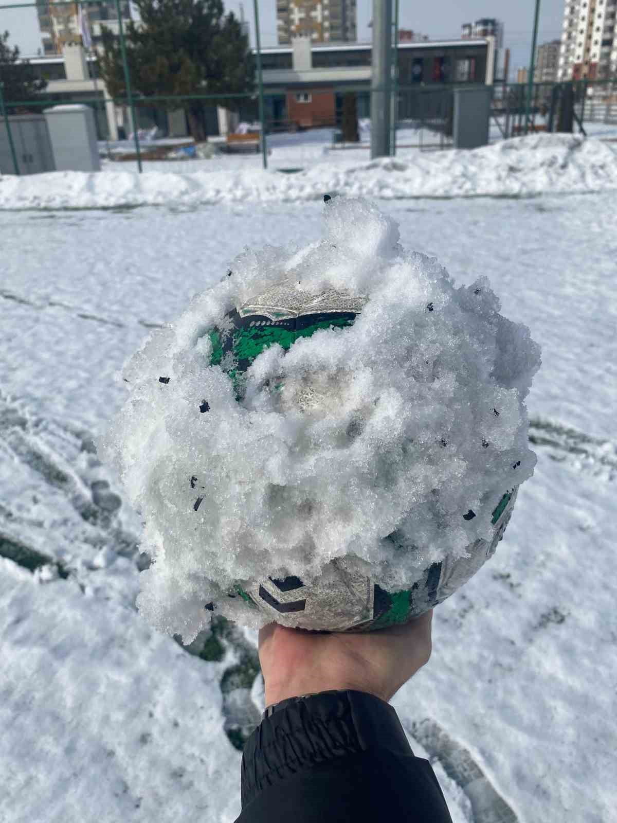 KAYSERİ’DE KAR YAĞIŞI NEDENİ İLE BUGÜN VE YARIN OYNANMASI GEREKEN AMATÖR MÜSABAKALAR...