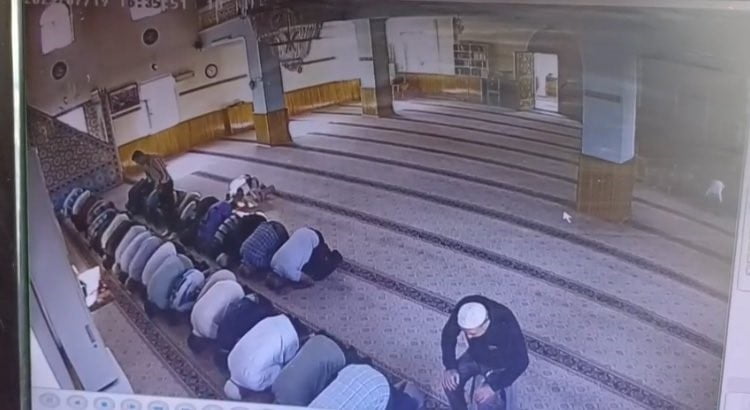 KAYSERİ’DE ÖNCEDEN ARALARINDA HUSUMET BULUNDUĞU İDDİA EDİLEN KOMŞUSUNU CAMİDE NAMAZ KILDIĞI ESNADA...