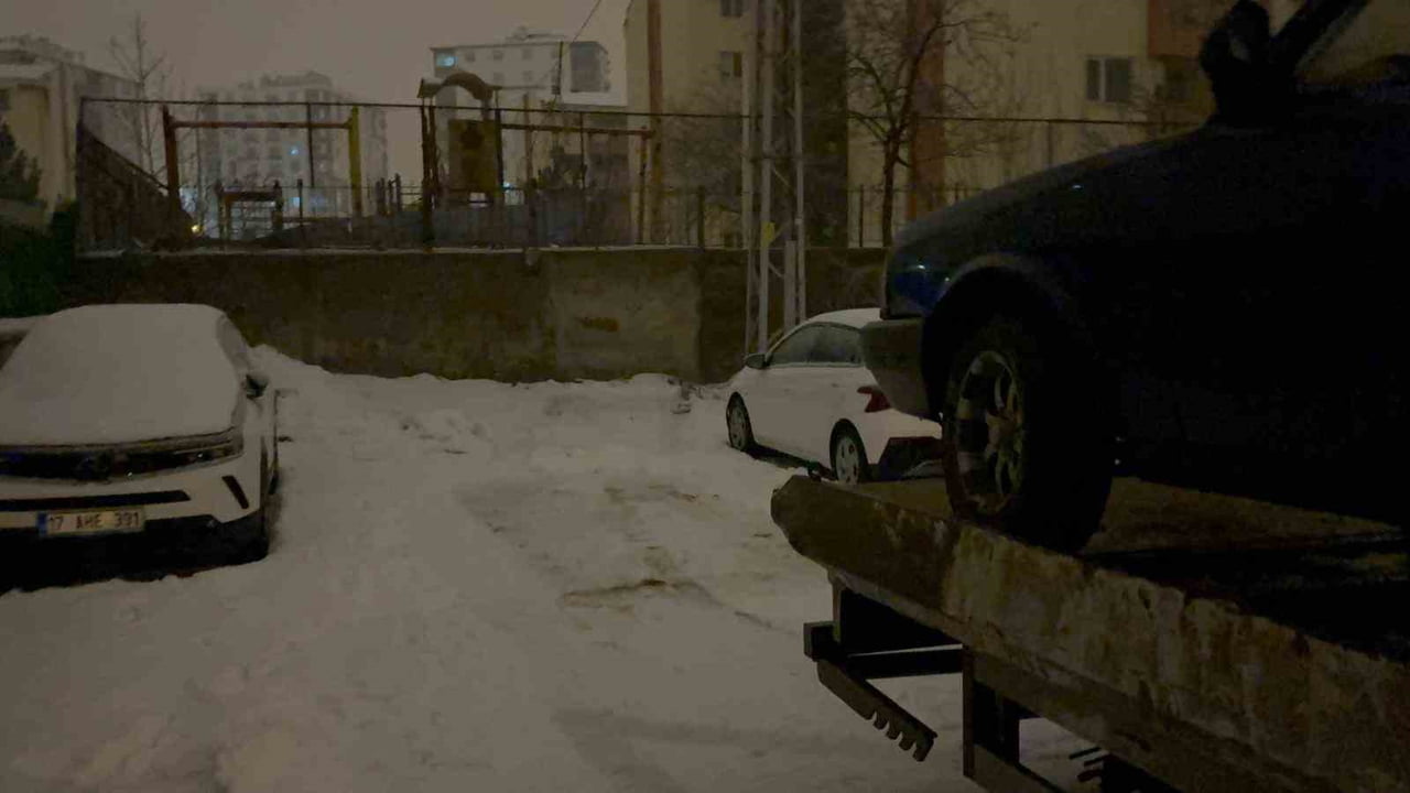 KAYSERİ’DE POLİS EKİPLERİNİN DUR İHTARINA UYMAYAN SÜRÜCÜ, DRİFT ATARAK POLİS EKİPLERİNDEN KAÇMAYA...