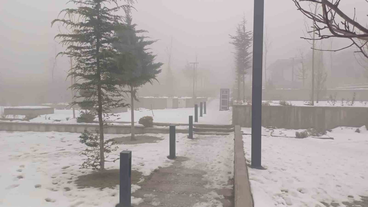 KAYSERİ’DE SABAH SAATLERİNDE ETKİLİ OLAN SİS GÖRÜŞ MESAFESİNİ DÜŞÜRDÜ.