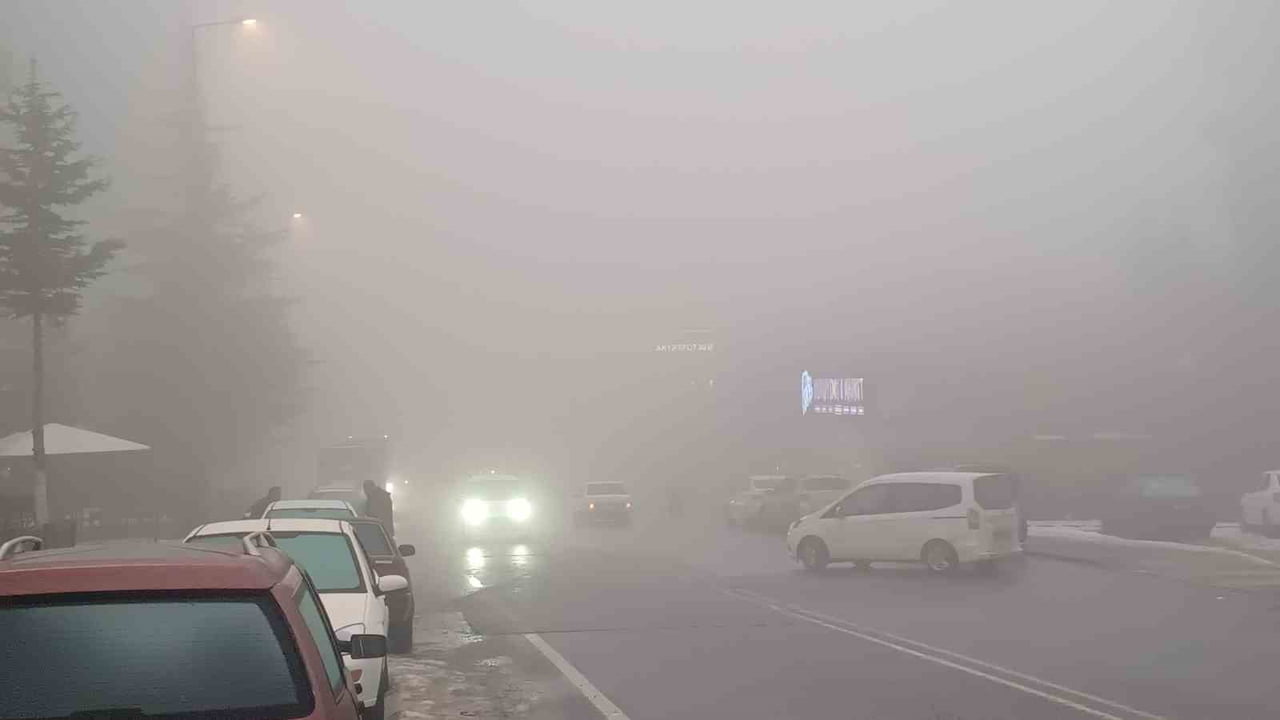 KAYSERİ’DE SABAH SAATLERİNDE ETKİLİ OLAN SİS GÖRÜŞ MESAFESİNİ DÜŞÜRDÜ.