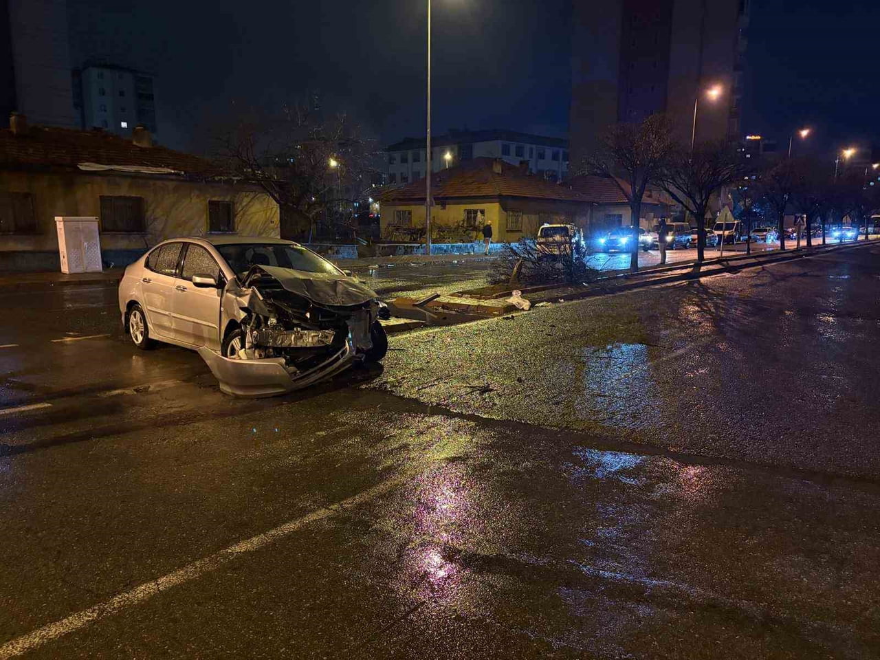 KAYSERİ’NİN KOCASİNAN İLÇESİNDE OTOMOBİL İLE HAFİF TİCARİ ARACIN KARIŞTIĞI KAZADA SAVRULAN HAFİF...