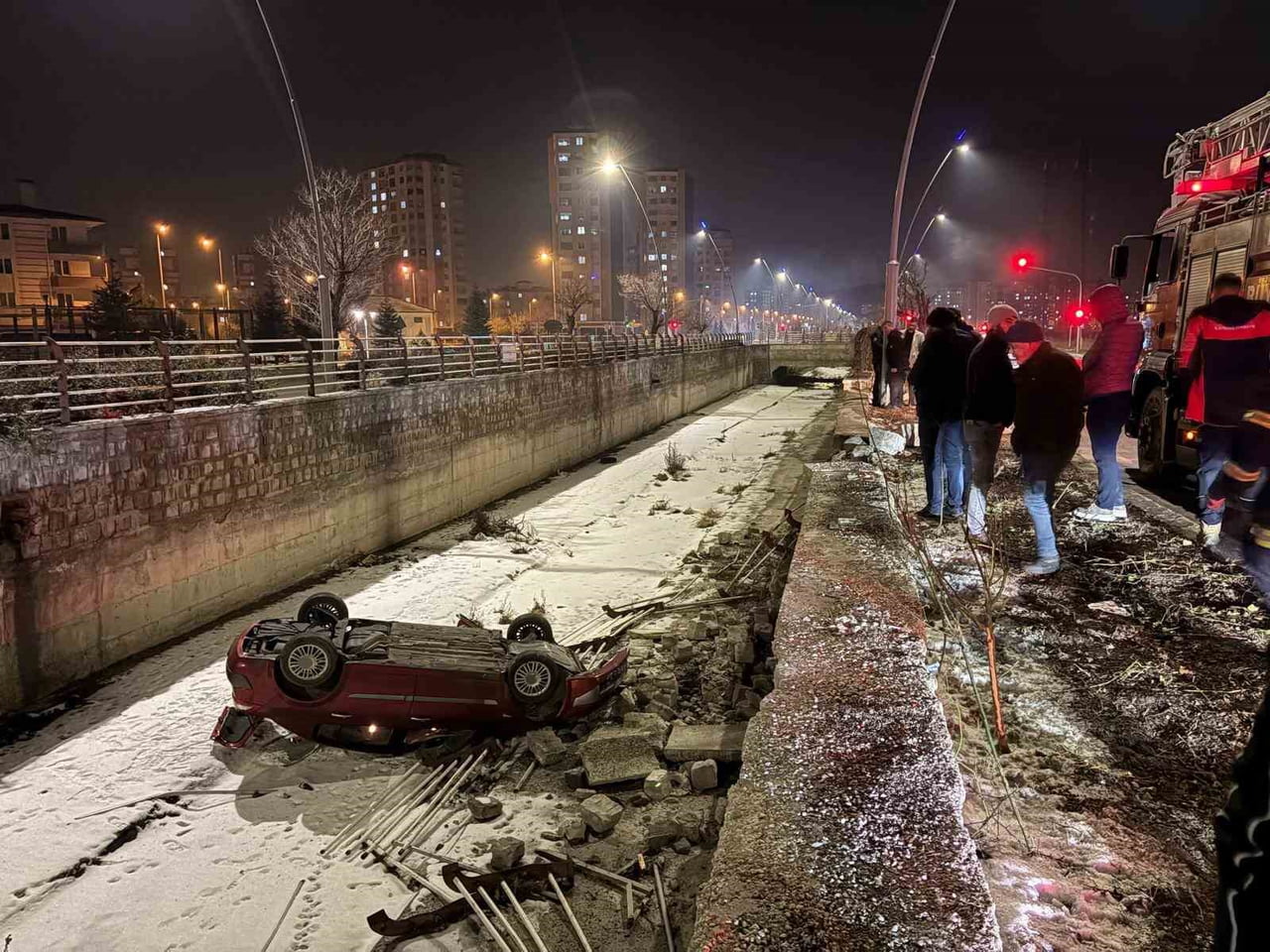 KAYSERİ’NİN KOCASİNAN İLÇESİNDE SÜRÜCÜSÜNÜN DİREKSİYON HAKİMİYETİNİ KAYBETTİĞİ OTOMOBİL 5 METRELİK...