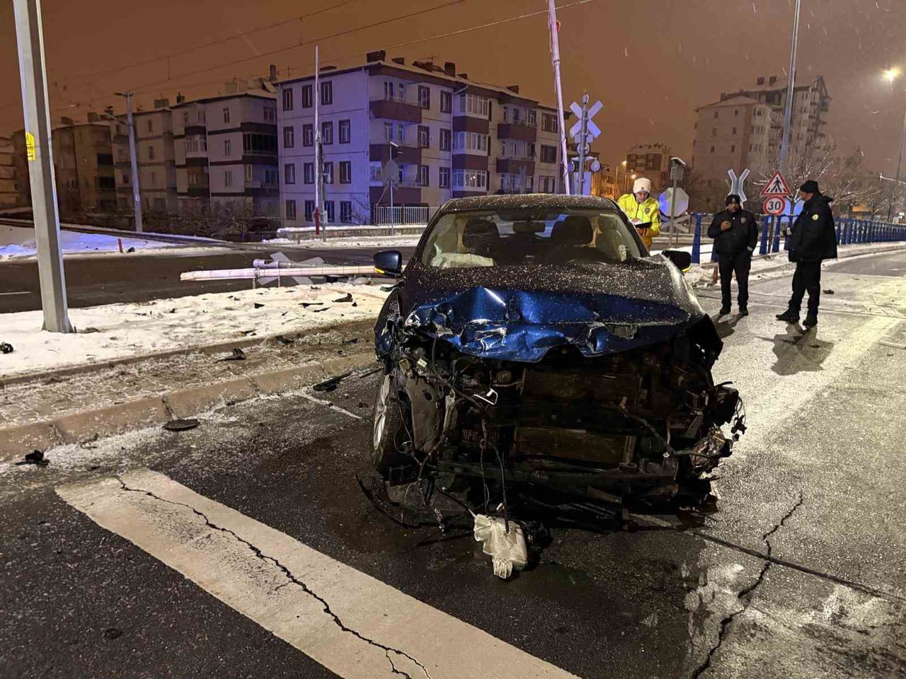KAYSERİ’NİN KOCASİNAN İLÇESİNDE SUV ARAÇ İLE YÜK TRENİ ÇARPIŞIRKEN, ARAÇ SÜRÜCÜSÜ KAZADAN YARA...