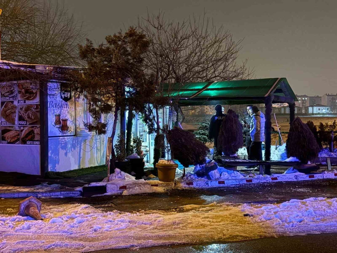 KAYSERİ’NİN MELİKGAZİ İLÇESİNDE BİR ŞAHIS BABASININ BÜFESİNİ KURŞUNLARKEN, RASTGELE AÇILAN ATEŞTE...