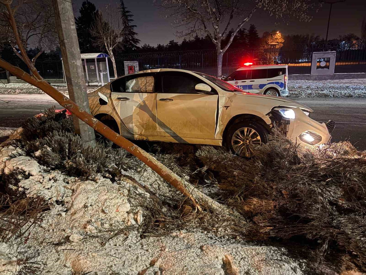 KAYSERİ’NİN MELİKGAZİ İLÇESİNDE DİREKSİYON HAKİMİYETİNİ KAYBEDEN SÜRÜCÜ ÖNCE REFÜJDEKİ AĞACI...