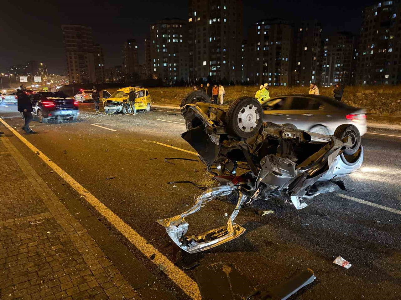 KAYSERİ’NİN MELİKGAZİ İLÇESİNDE KONTROLDEN ÇIKAN OTOMOBİL KARŞI YOLA GEÇEREK, TAKSİYE ÇARPTI....
