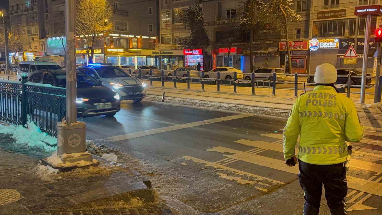 KAYSERİ’NİN MELİKGAZİ İLÇESİNDE OTOMOBİLİN YAYAYA ÇARPTIĞI TRAFİK KAZASINDA, YAYA AĞIR...