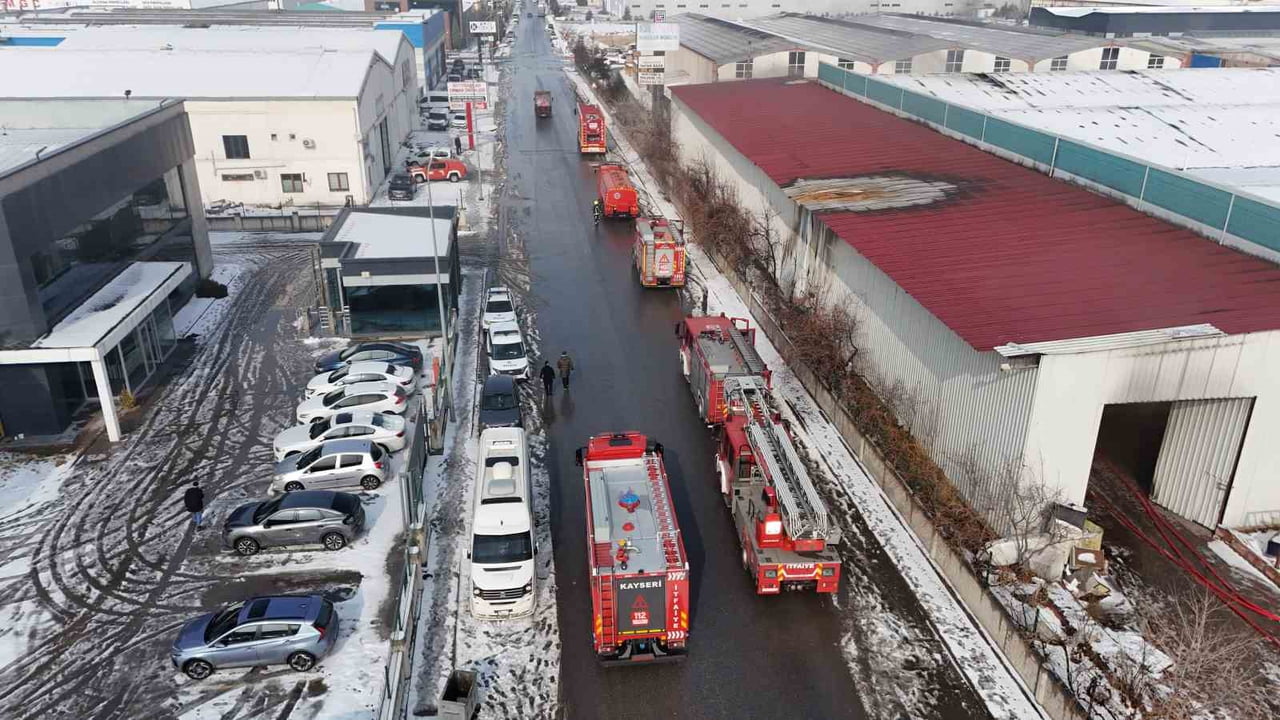 KAYSERİ ORGANİZE SANAYİ'NDE BİR MOBİLYA FABRİKASINDA ÇIKAN YANGIN YAKLAŞIK YARIN SAAT SÜREN...