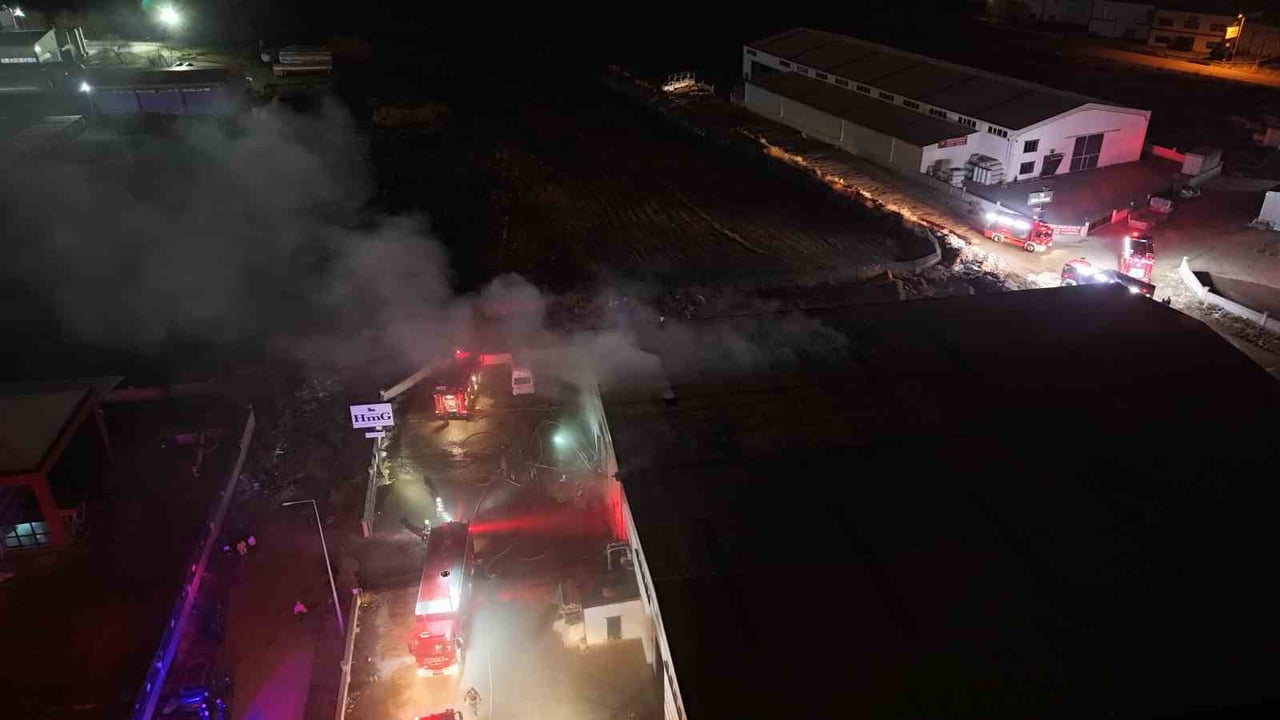 KAYSERİ ORGANİZE SANAYİ BÖLGESİ’NDE (OSB) BİR MOBİLYA FABRİKASINDA YANGIN ÇIKTI. ÇOK SAYIDA...