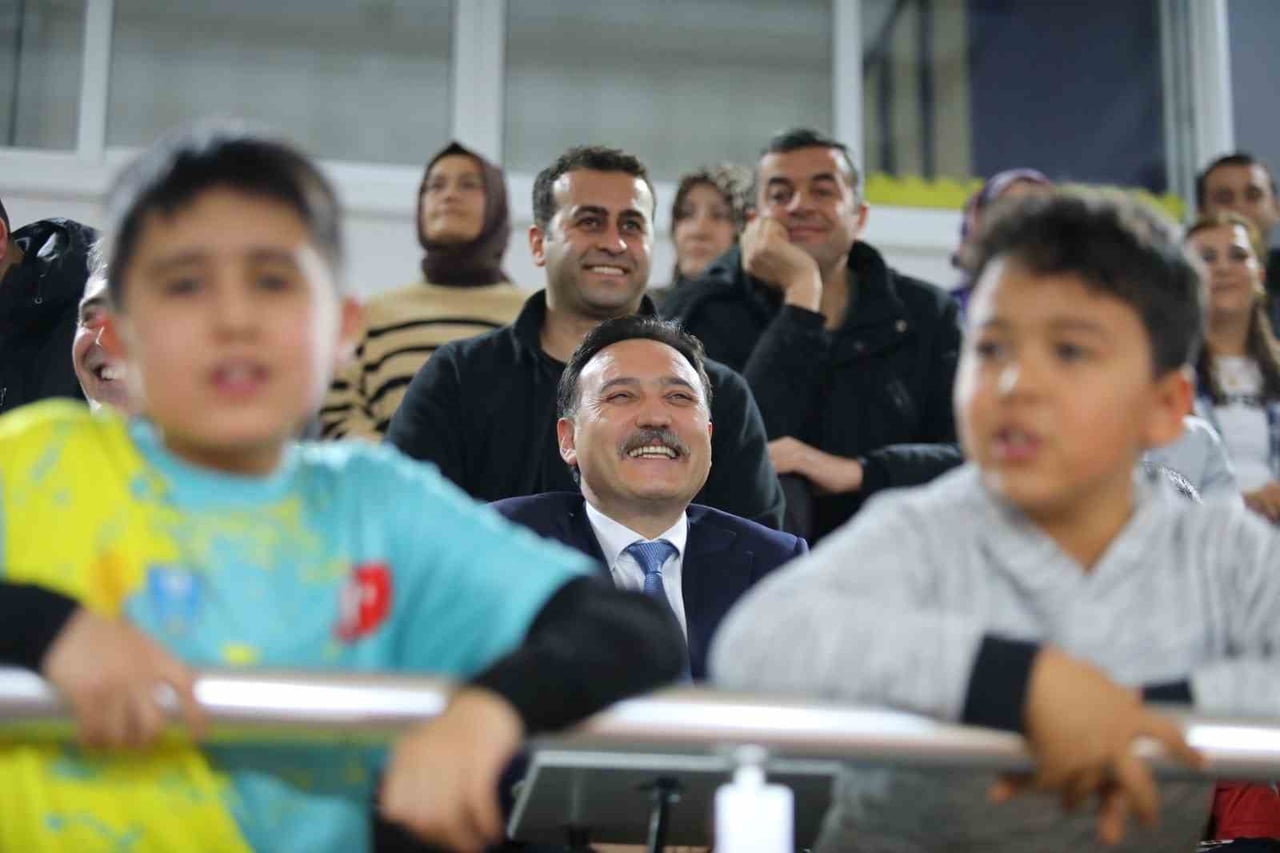 KAYSERİ PROTOKOLÜ İLE ERVA SPORCULARI FUTBOL MAÇINDA KARŞI KARŞIYA GELDİ.