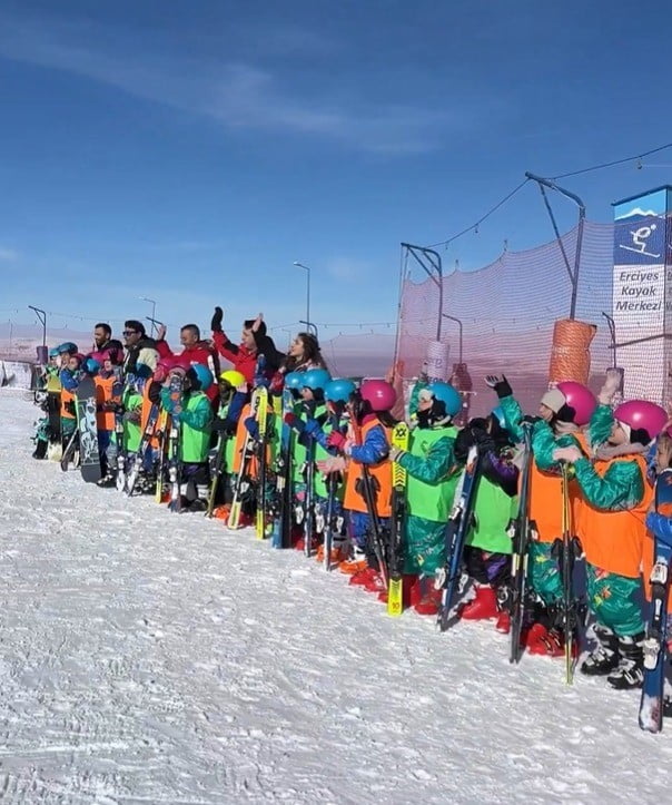 KAYSERİ VALİLİĞİ HİMAYELERİNDE YÜRÜTÜLEN ERVA SPOR OKULLARI PROJESİ BÜYÜMEYE DEVAM EDİYOR. BU...