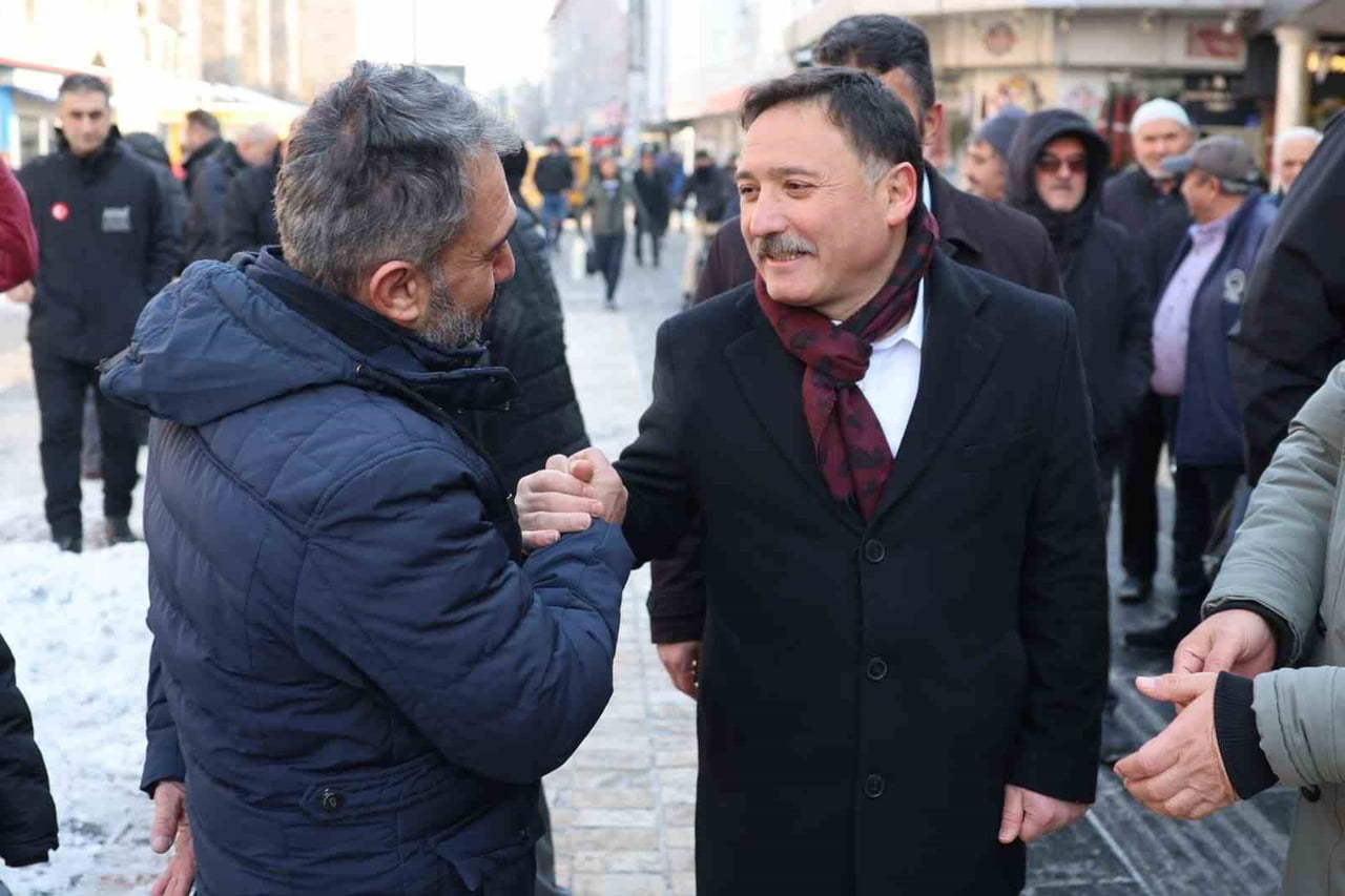 KAYSERİ VALİSİ GÖKMEN ÇİÇEK, YILIN İLK MESAİ GÜNÜNDE HUNAT MAHALLESİ’NDE ESNAF VE VATANDAŞLARIMIZA...