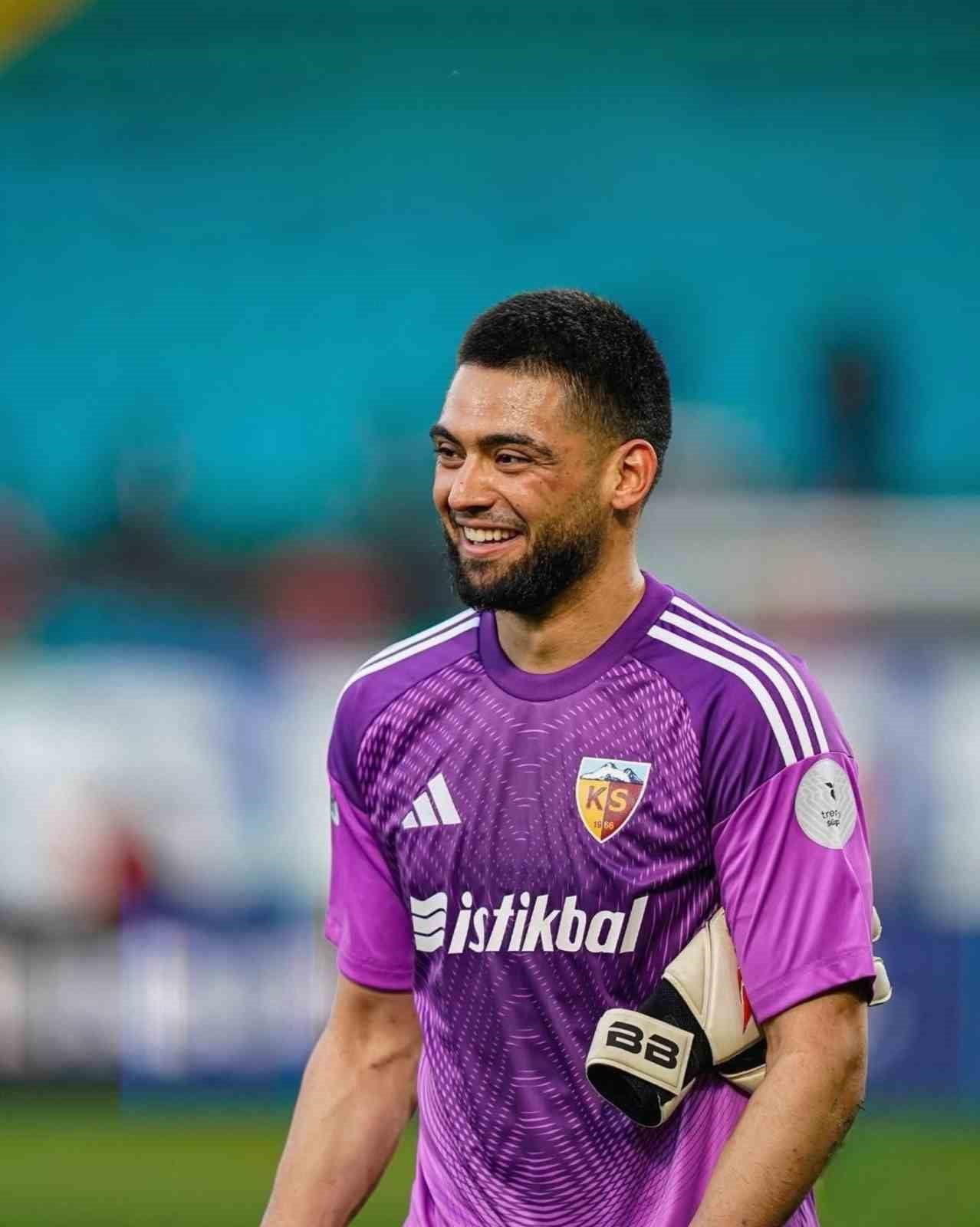 KAYSERİSPOR KALECİSİ BİLAL BAYEZİT, HEDEFLERİNİN DİKTE KALMAK OLDUĞUNU SÖYLEDİ.