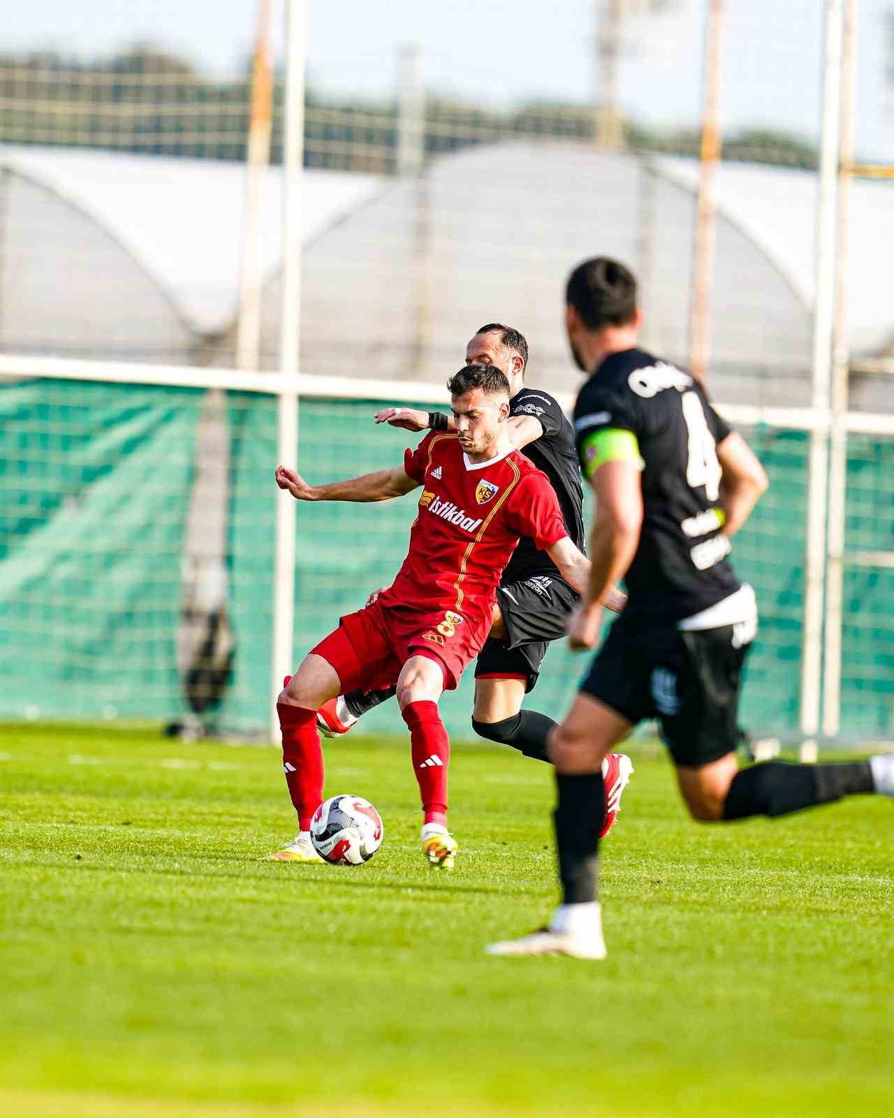 KAYSERİSPOR LİGİN İKİNCİ YARISI ÖNCESİ OYNADIĞI İLK HAZIRLIK MAÇINDA ROMANYA EKİBİ FC HERMANNSTADT...