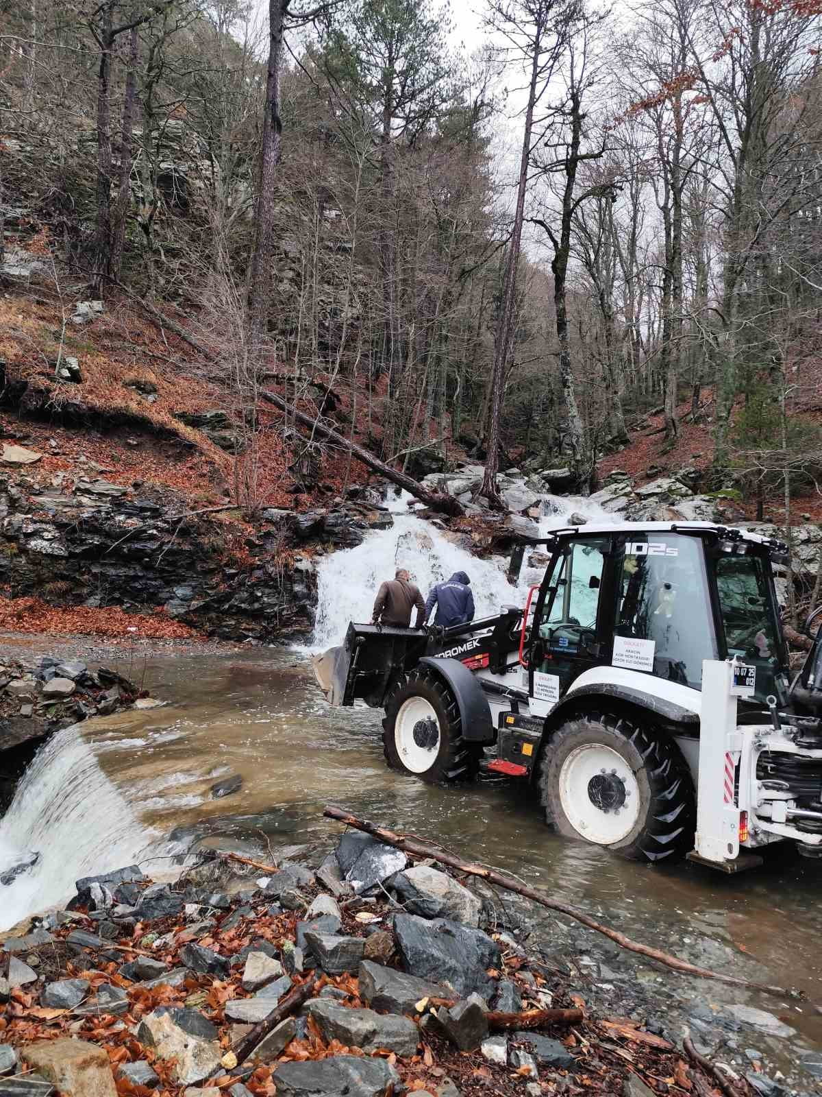 KAZ DAĞLARI'NDA MAHSUR KALAN 2 KİŞİ KURTARILDI