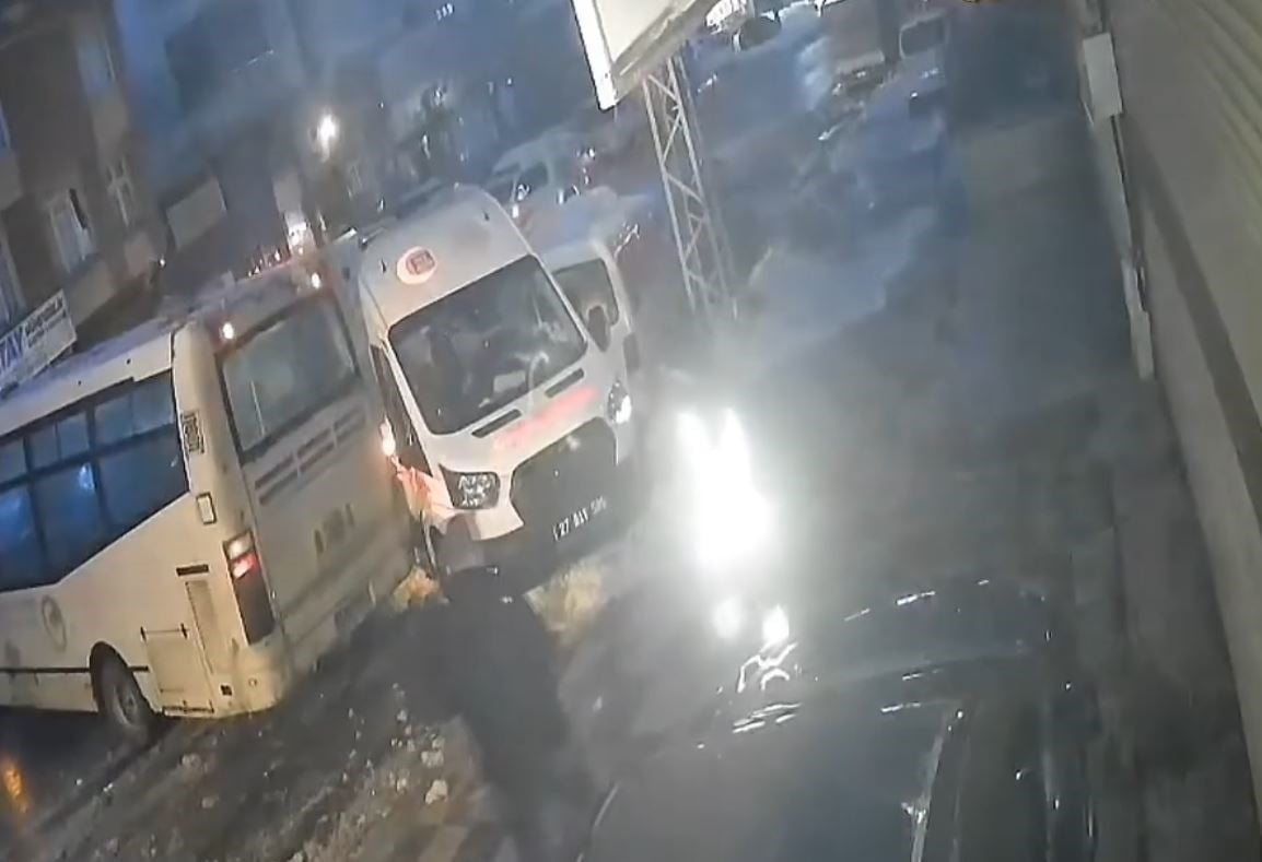 KAZA BİR İŞ YERİNİN GÜVENLİK KAMERASINA YANSIDI.