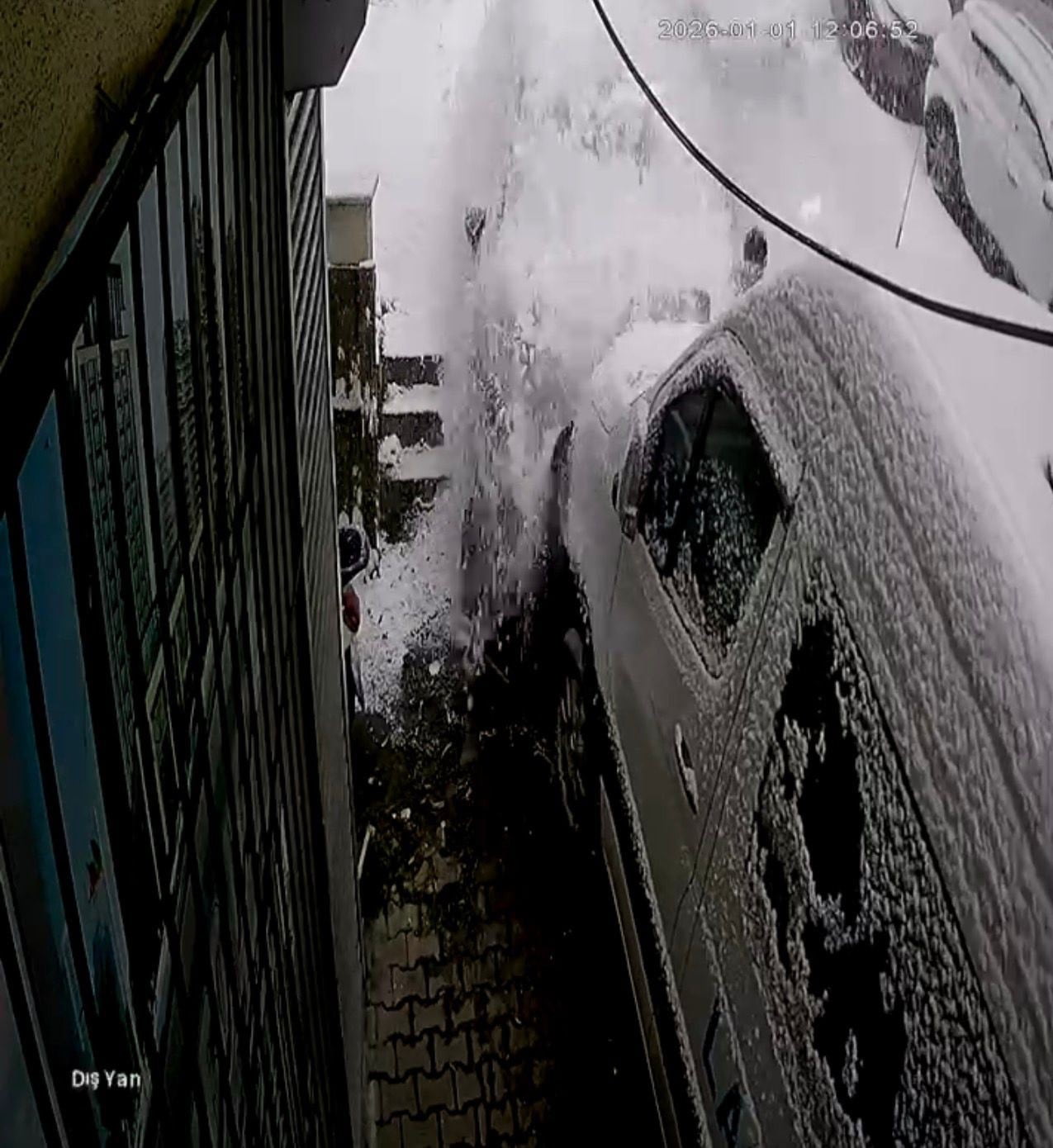 KAZA SIRASINDA SOKAKTA KAR TOPU OYNAYAN BİR ÇOCUK İSE OTOMOBİLİN ALTINDA KALMAKTAN SON ANDA...