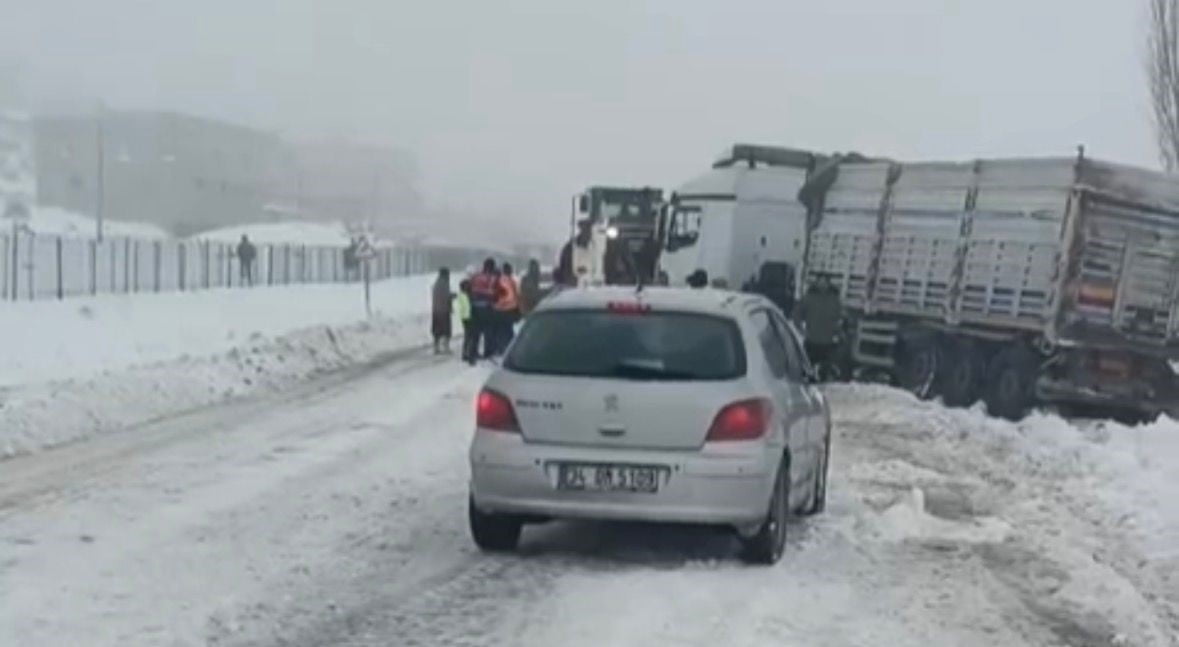 KAZA YAPAN TIR YOLU KAPATTI, KİLOMETRELERCE ARAÇ KUYRUĞU OLUŞTU