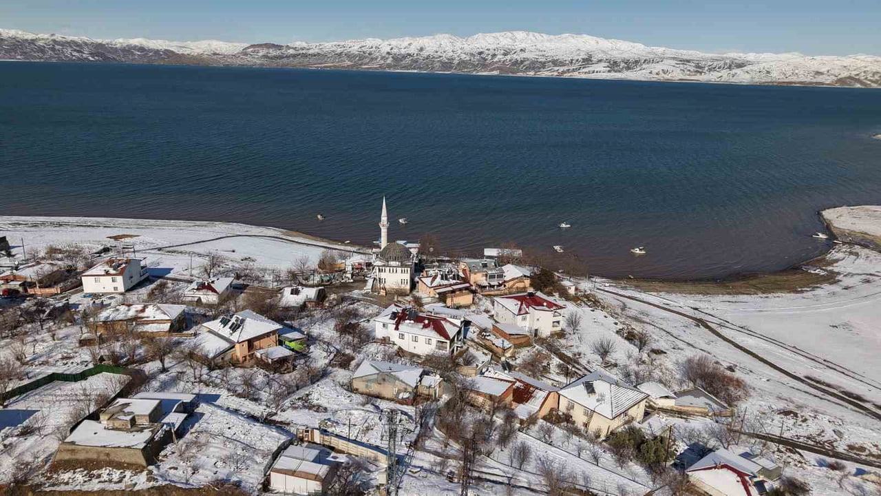 KEBAN BARAJ GÖLÜ HAVZASINDA YER ALAN AŞAĞI İÇME KÖYÜ, BARAJ SUYU VE KAR GÖRÜNTÜSÜYLE ORTAYA EŞSİZ...