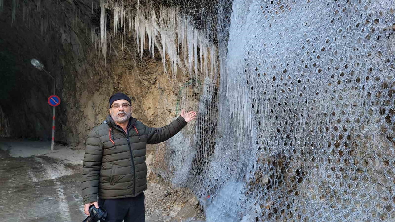 KEMALİYE’DE 'DÜNYANIN EN ZORLU YOLLARI' ARASINDA GÖSTERİLEN "TAŞ YOLU" BUZ TUTTU